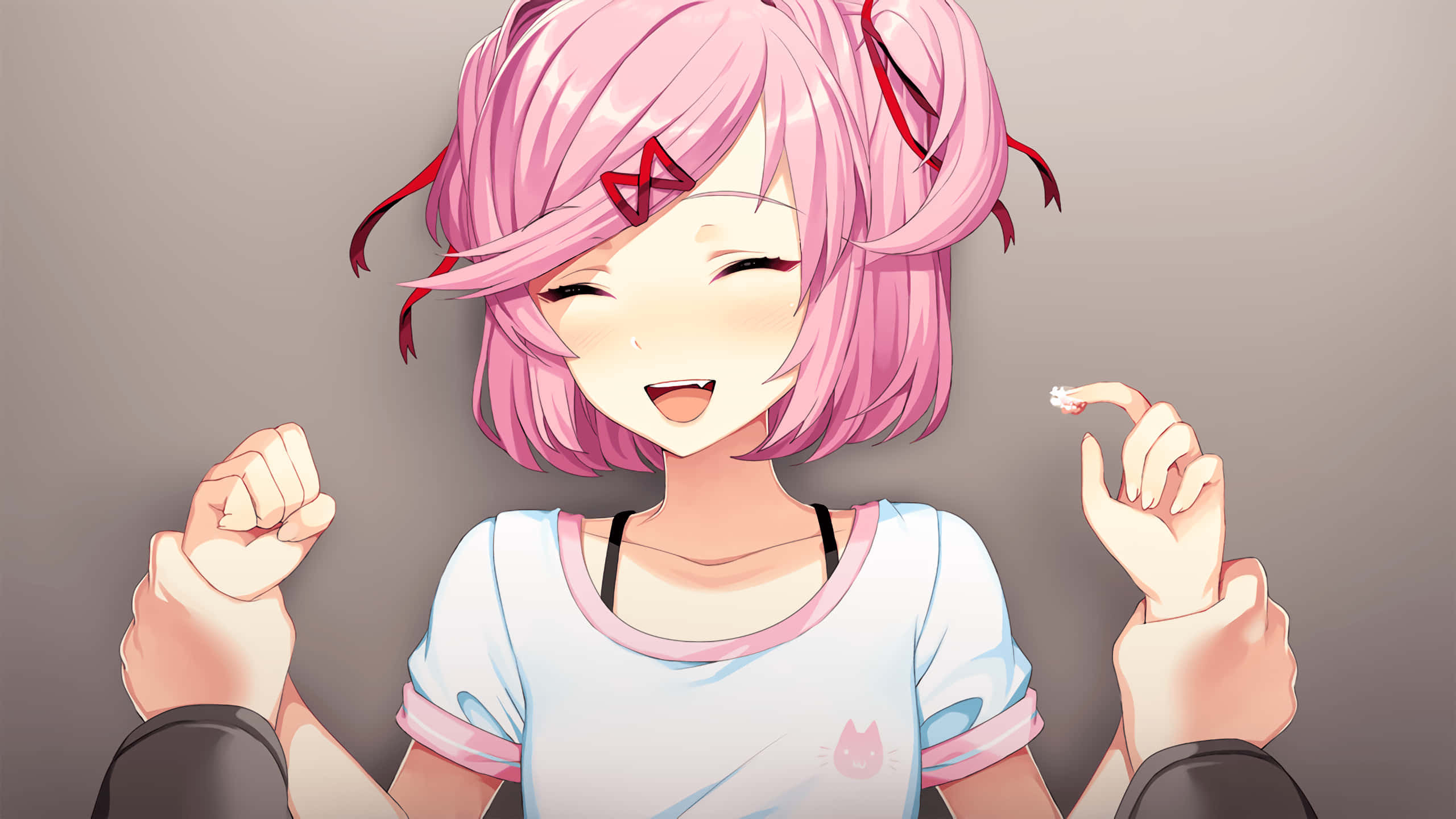 Ddlc 桌布 壁紙 — 一個開心的動漫女孩，粉紅色頭髮和紅色蝴蝶結，微笑著拿著一個白色小物件。