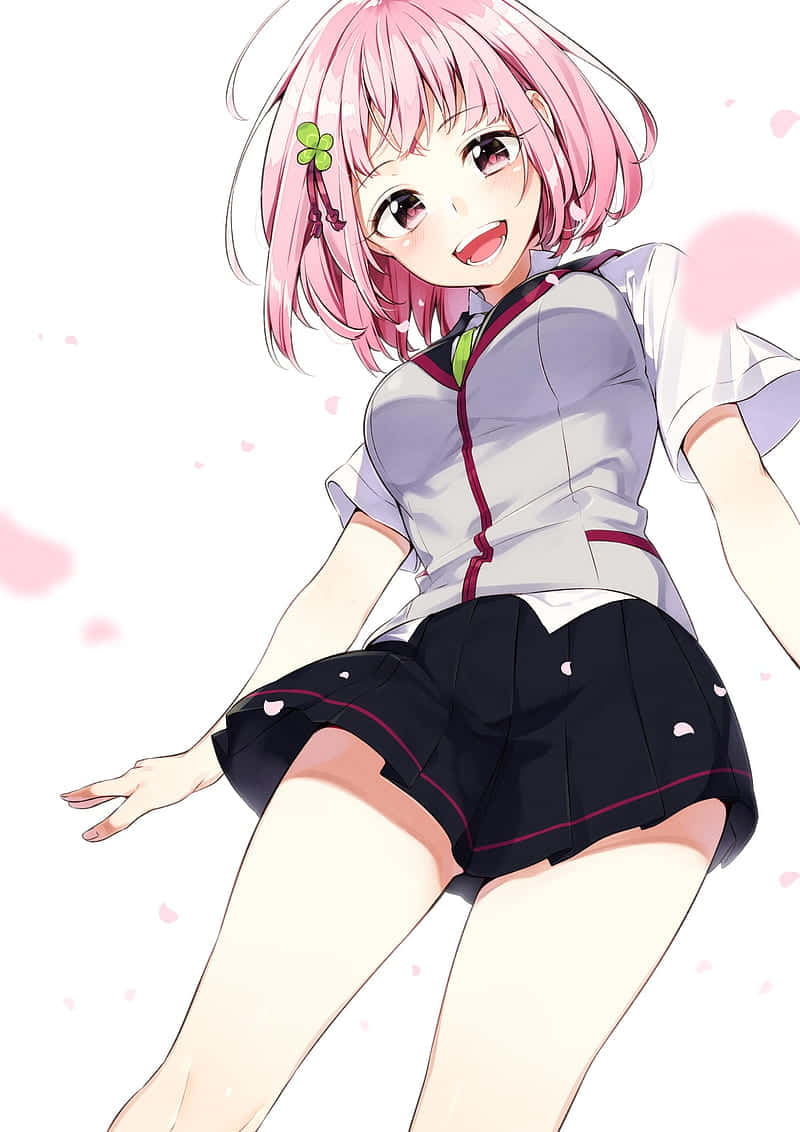 動漫女孩 桌布 壁紙 — 一個開心的動漫女孩，粉紅色頭髮和綠色髮夾，穿著校服，在柔和的粉紅色背景上燦爛微笑。