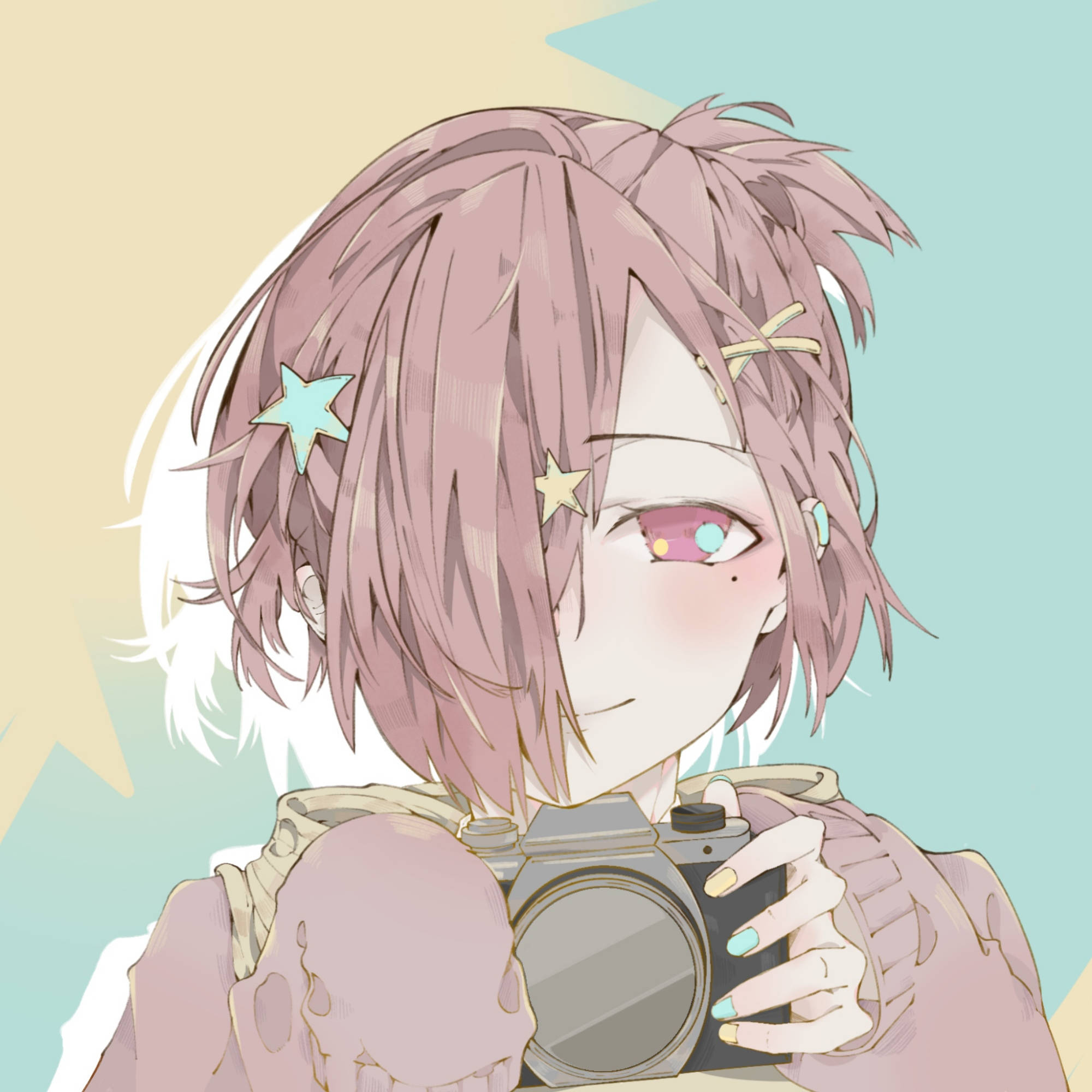 mitsuba sousuke 桌布 壁紙 — 一個開心的動漫女孩，粉紅色頭髮和星星髮夾，拿著相機，背景是柔和粉彩色。