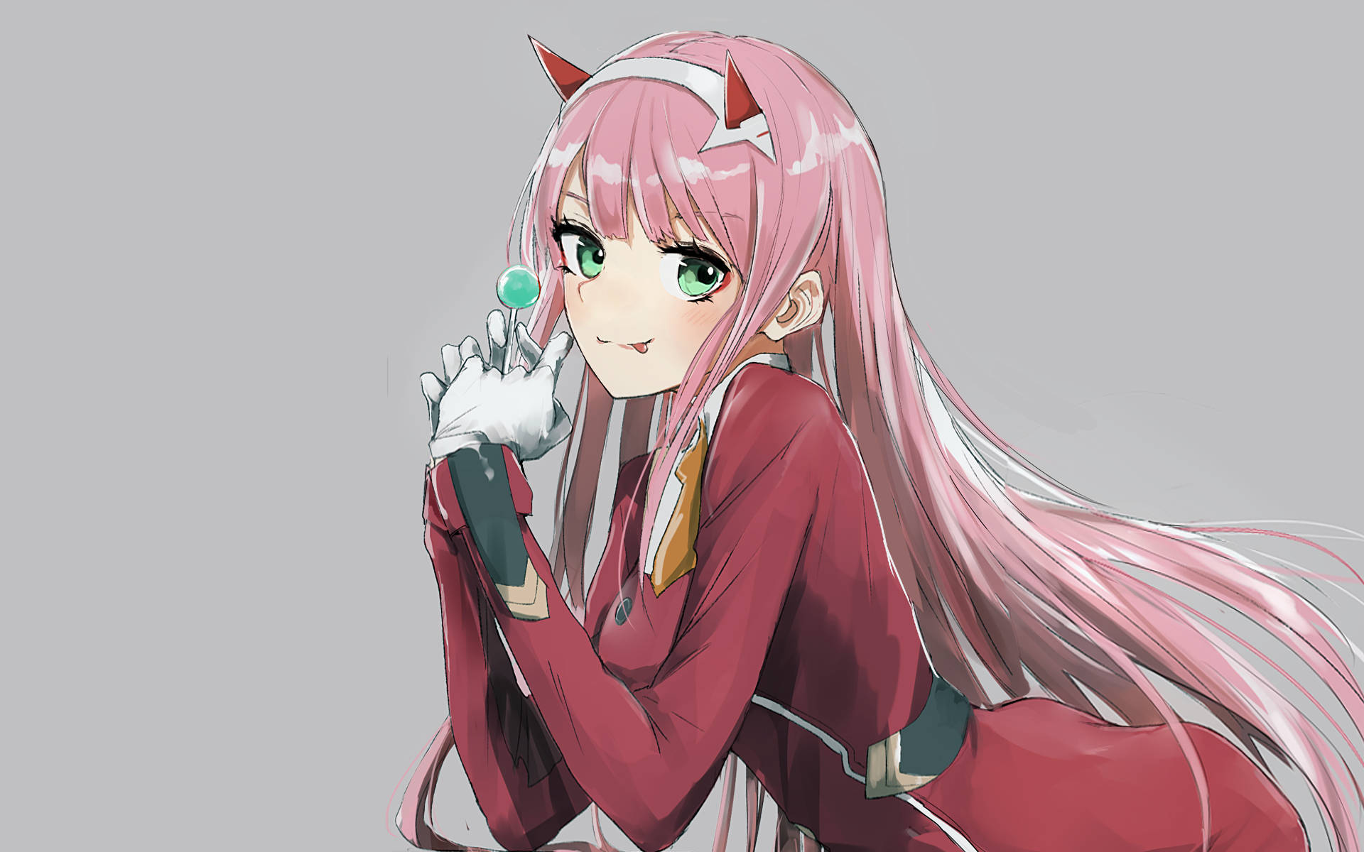 DARLING in the FRANXX 桌布 壁紙 — 一個開心的動漫女孩，粉紅色頭髮和貓耳朵，拿著綠色棒棒糖，背景是純灰色。