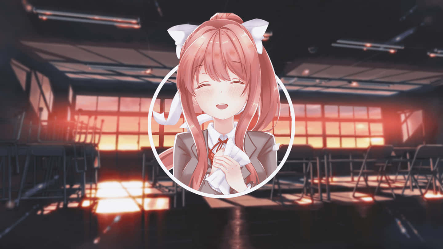 Ddlc 桌布 壁紙 — 一個開心的動漫女孩，粉紅色頭髮和貓耳朵，在圓形框架中溫暖地微笑，背景是昏暗空無一人的教室，沐浴在夕陽餘暉中。
