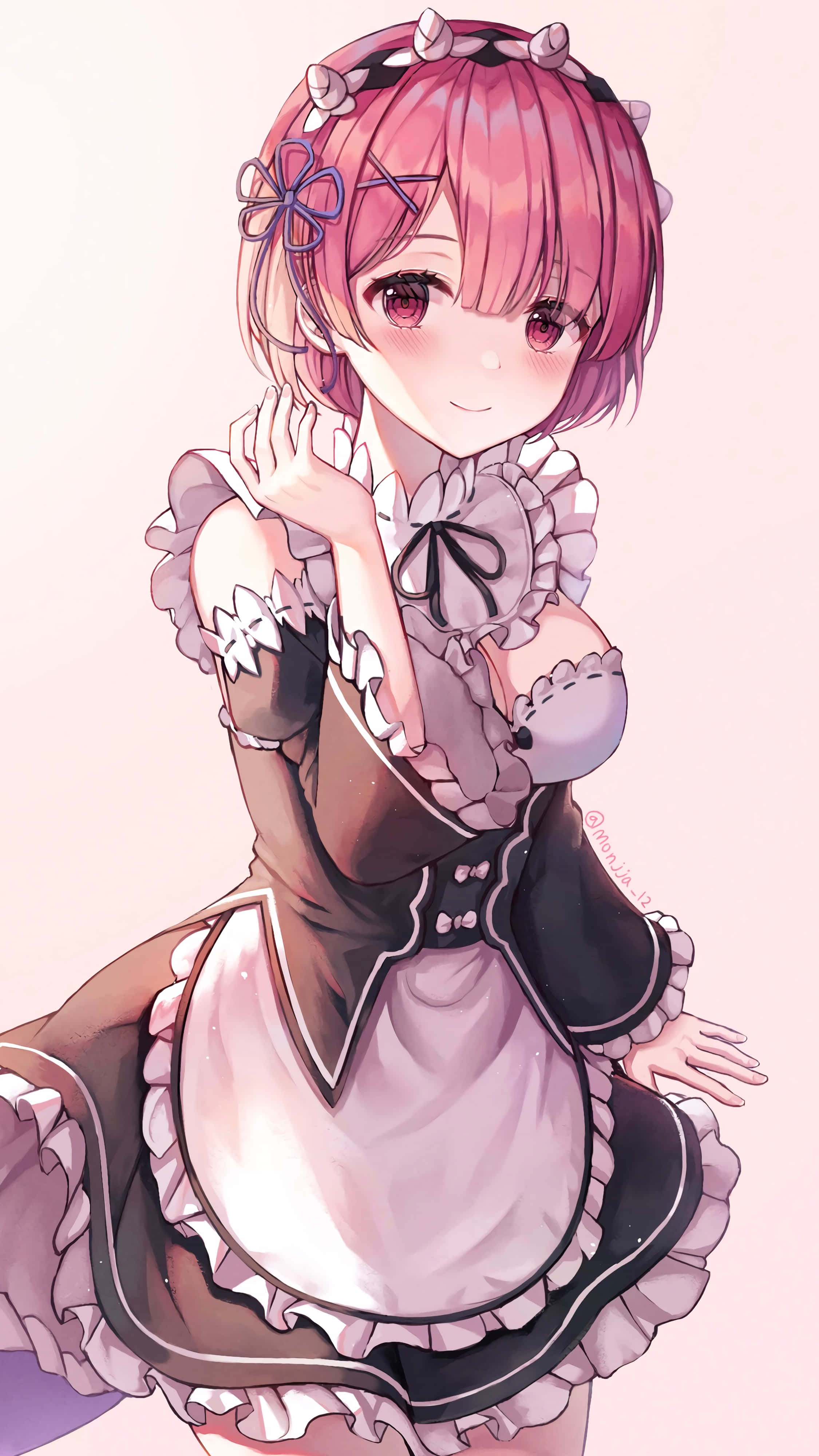 Re Zero Ram 桌布 壁紙 — 一個開心的動漫女孩，粉紅色頭髮和貓耳朵，穿著荷葉邊女僕裝，背景是柔和的粉紅色。