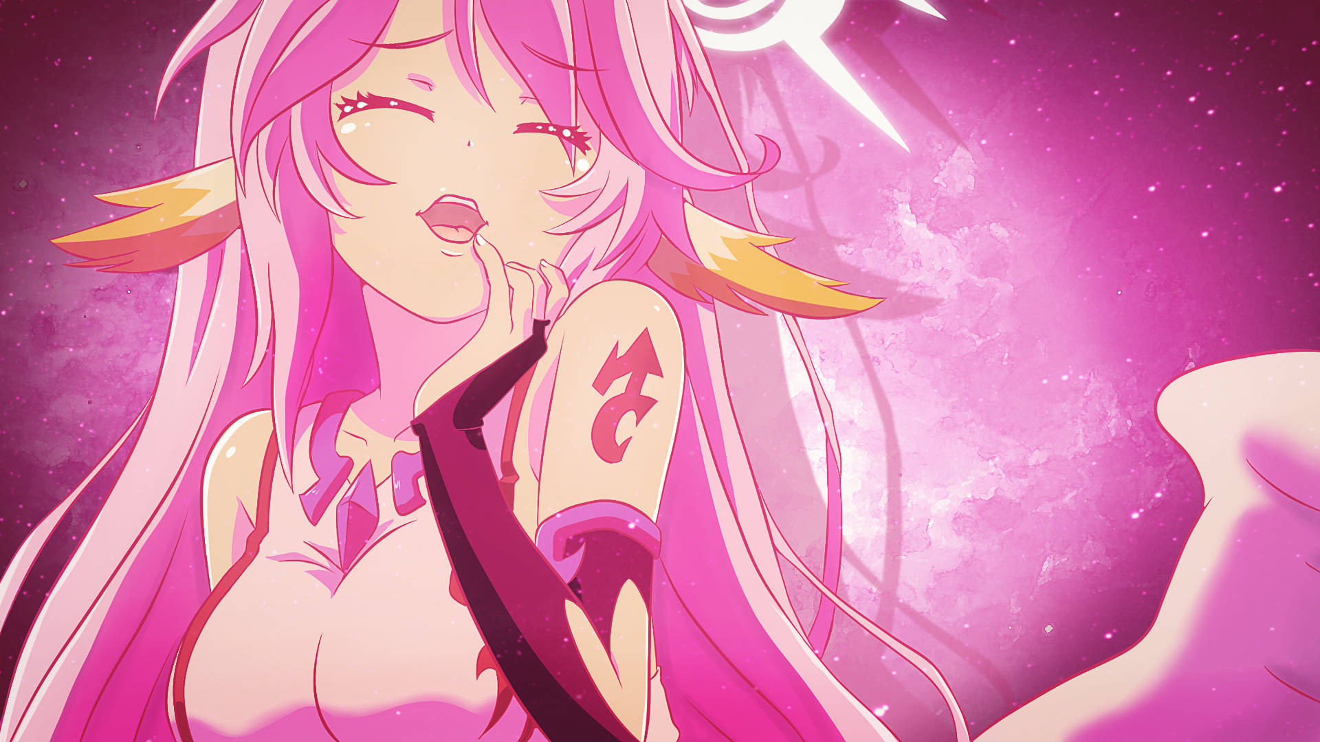 game 桌布 壁紙 — 一個開心的動漫女孩，粉紅色頭髮和翅膀，微笑著用手掩住嘴巴，背景是閃爍的粉紅色宇宙。