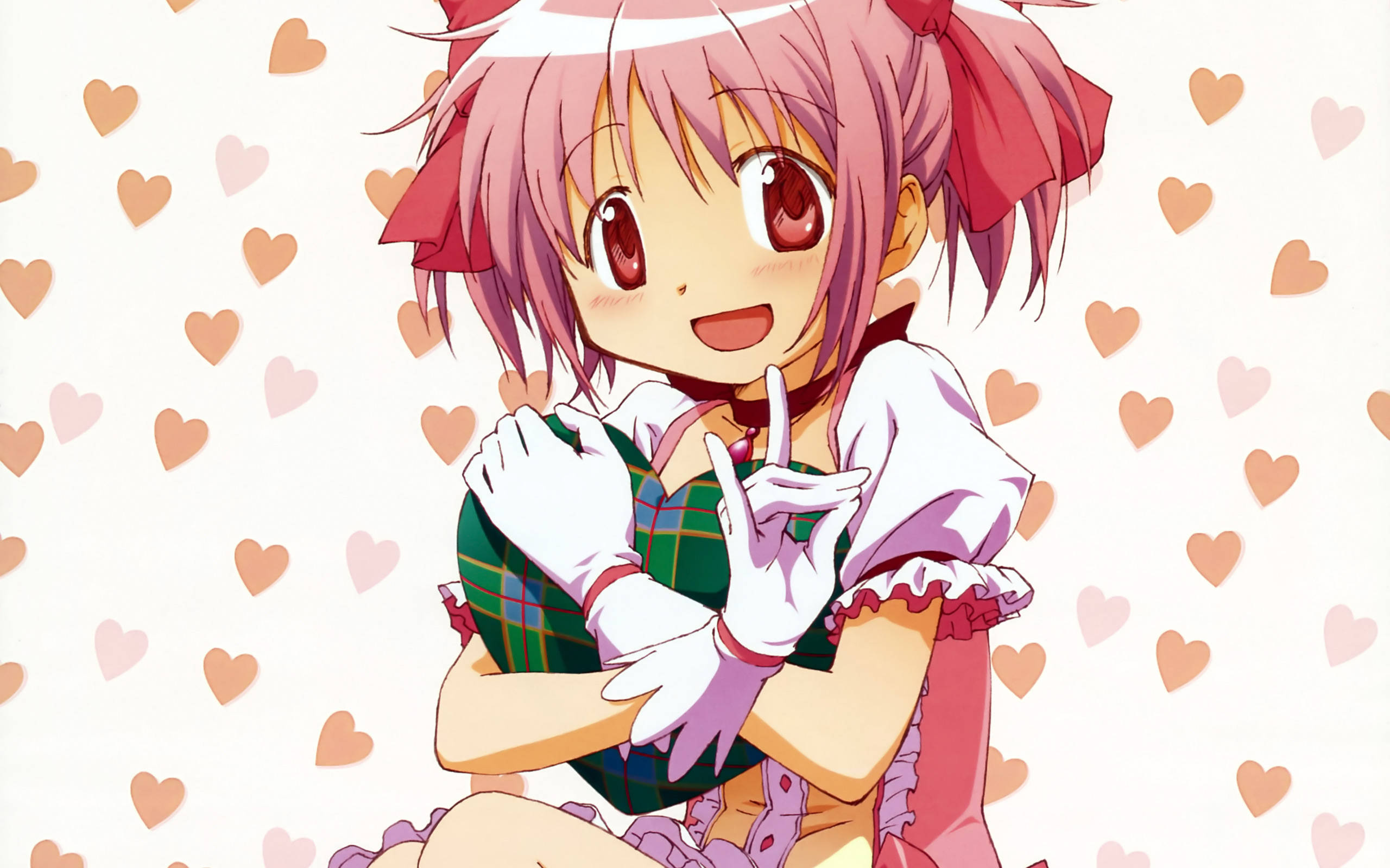 Madoka 桌布 壁紙 — 一個開心的動漫女孩，粉紅色頭髮和紅色眼睛，在心形圖案背景前微笑並做出和平手勢。