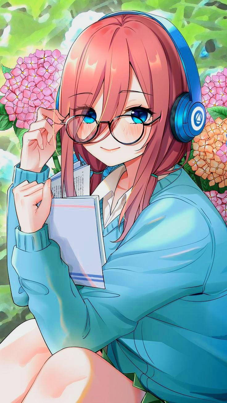 miku 桌布 壁紙 — 一個開心的動漫女孩，粉紅色頭髮和藍色耳機，在盛開的繡球花中微笑，手持眼鏡和筆記本。