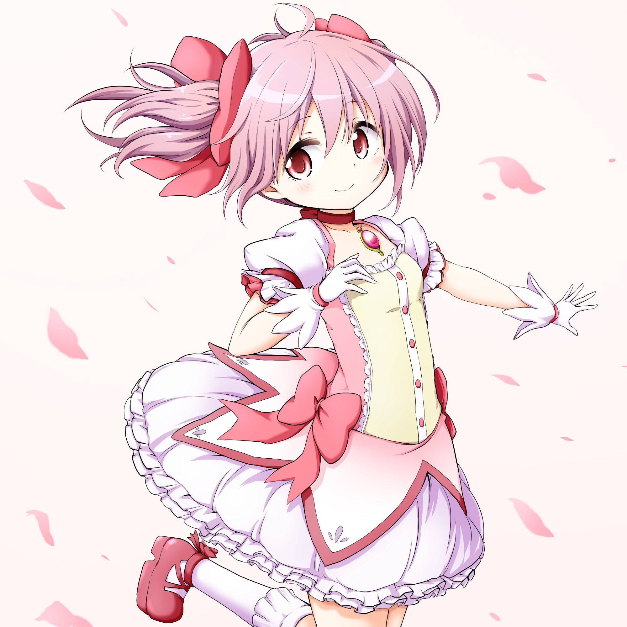 Madoka 桌布 壁紙 — 一個開心的動漫女孩，粉紅色頭髮和蝴蝶結，穿著荷葉邊連衣裙旋轉，粉紅色花瓣在她周圍飄落。