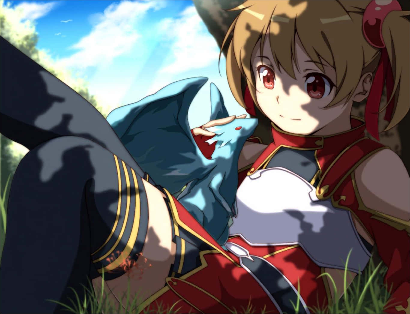 Sword Art Online Silica 桌布 壁紙 — 一個開心的動漫女孩，紅眼睛、金色雙馬尾，躺在草地上，在晴朗陽光下抱著一隻藍色小龍。
