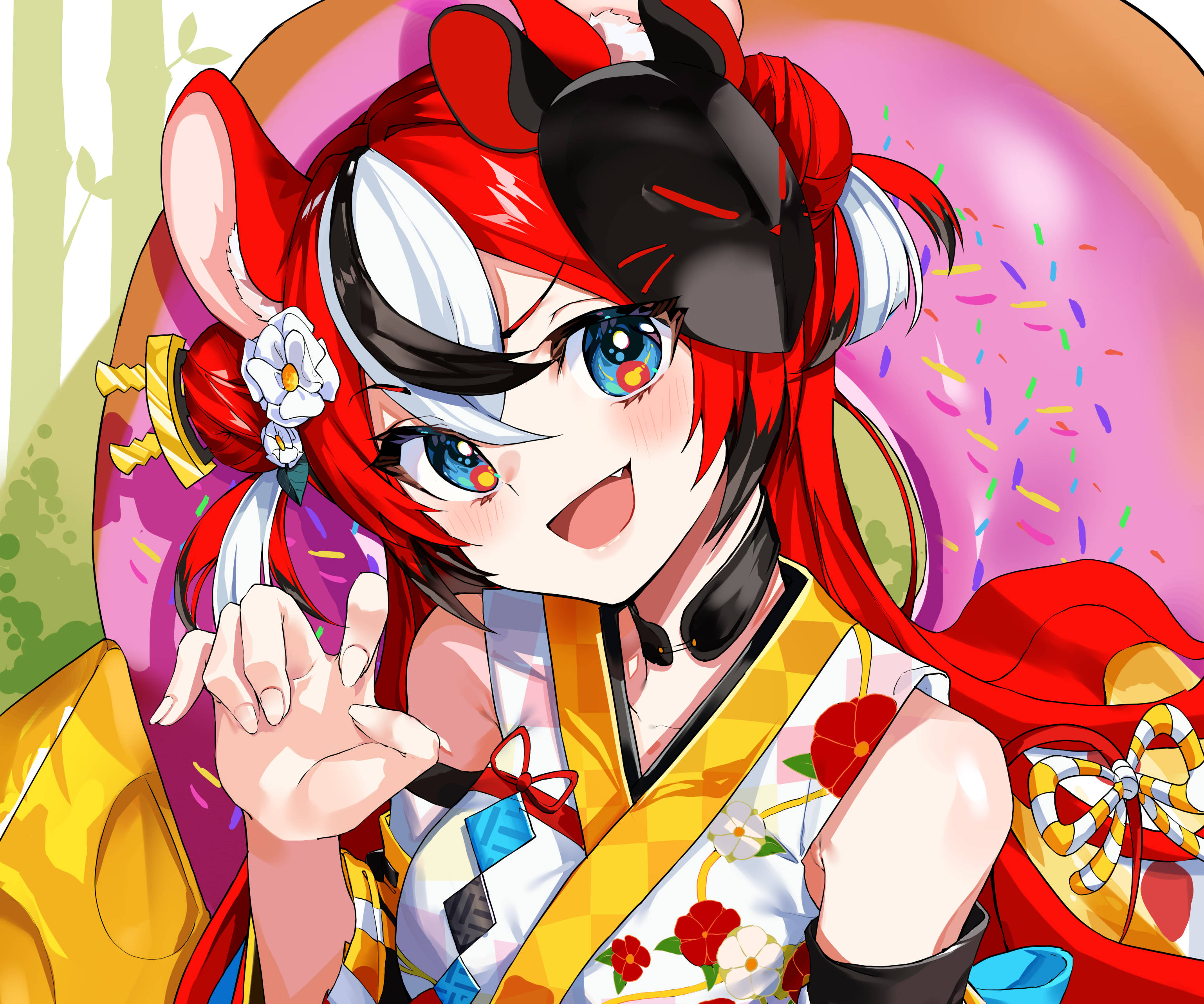 動漫女孩 桌布 壁紙 — 一個開心的動漫女孩，紅頭髮和老鼠耳朵，穿著色彩繽紛的和服在節日背景前揮手。
