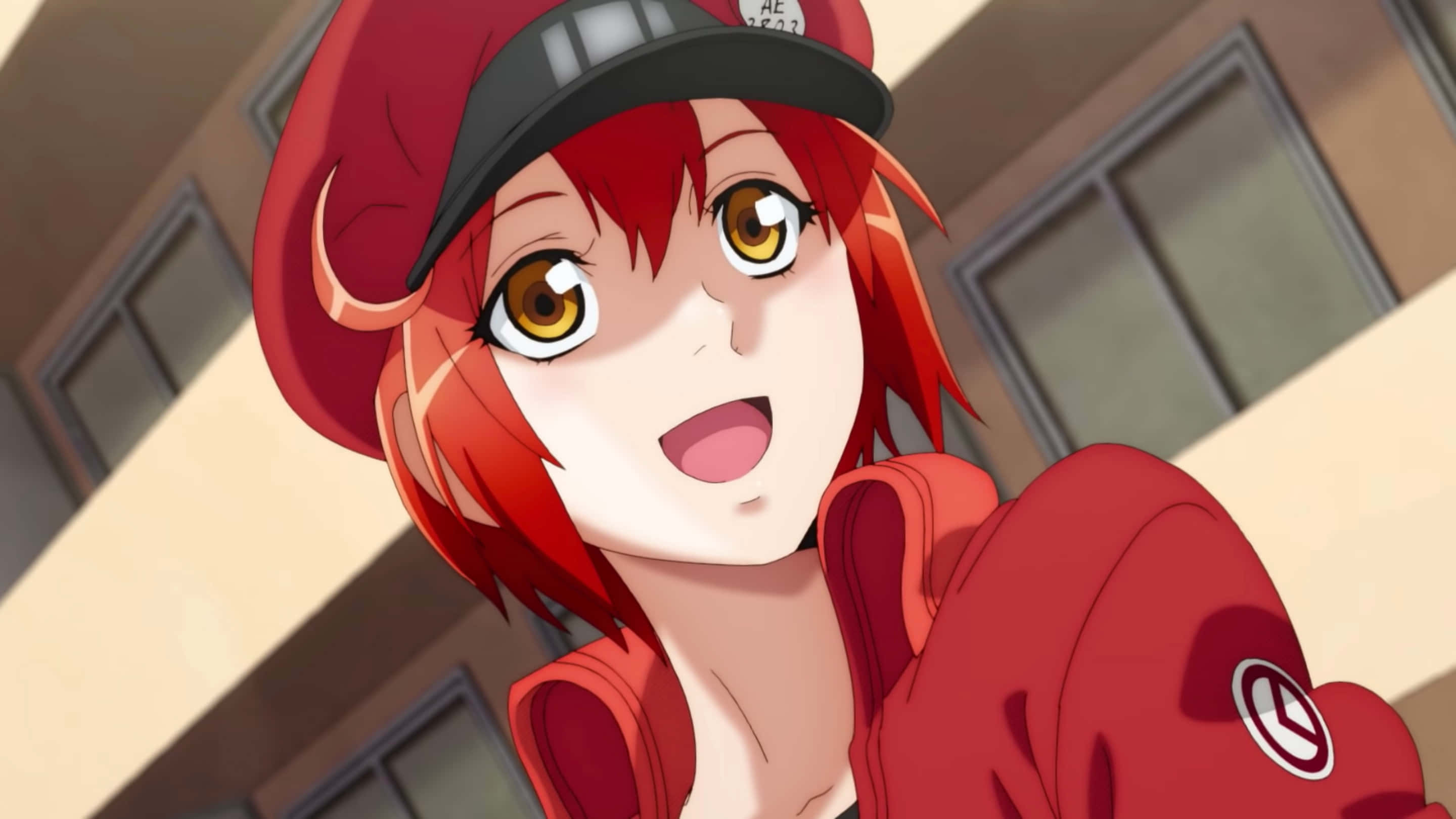 Cells At Work 桌布 壁紙 — 一個開心的動漫女孩，紅髮有角，戴著紅色帽子和連帽衫，抬頭露出燦爛的笑容。