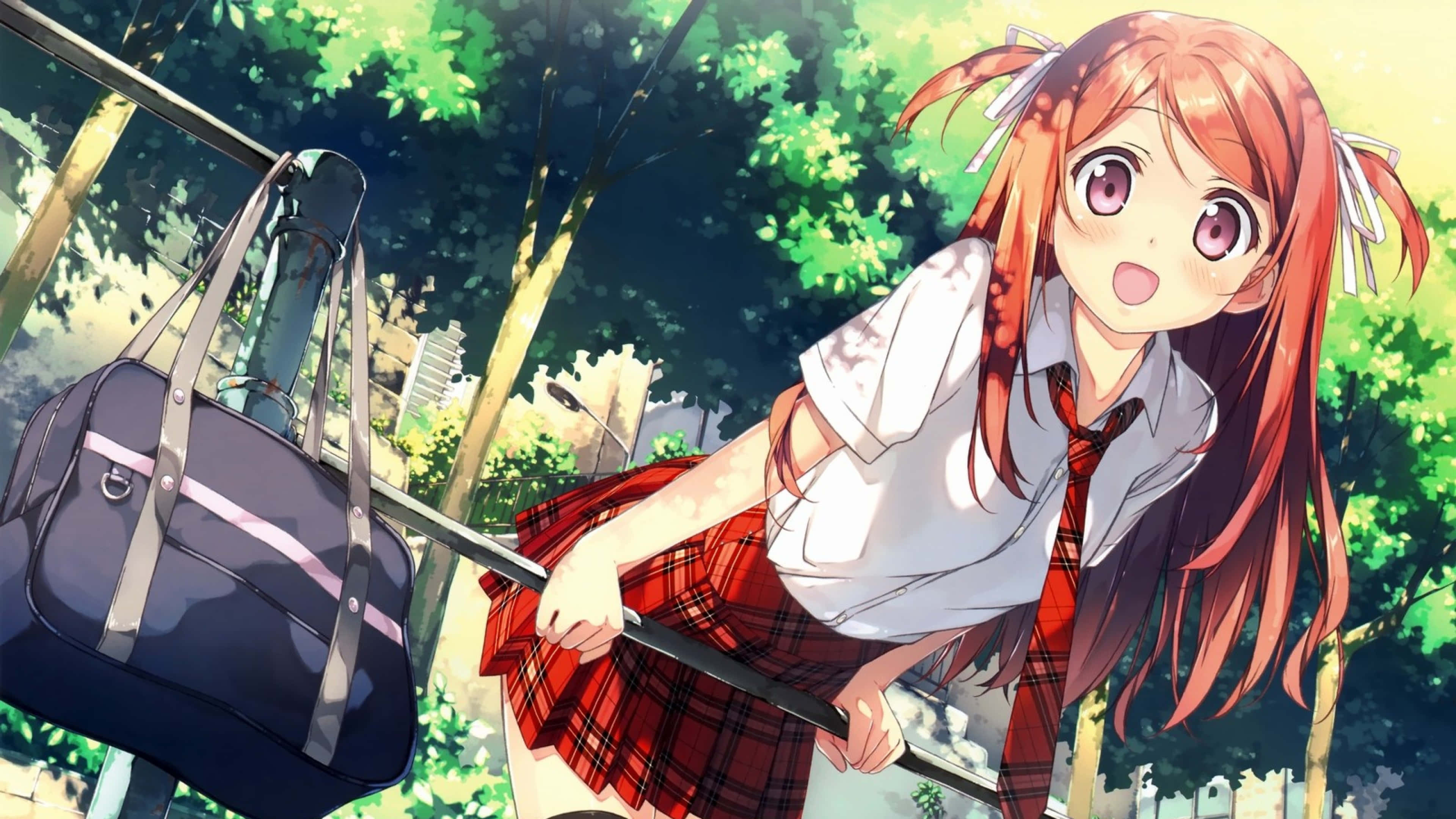 動漫女孩 桌布 壁紙 — 一個開心的動漫女孩，紅髮穿著校服，在明亮的綠樹下靠著欄杆，旁邊有一個藍色書包。