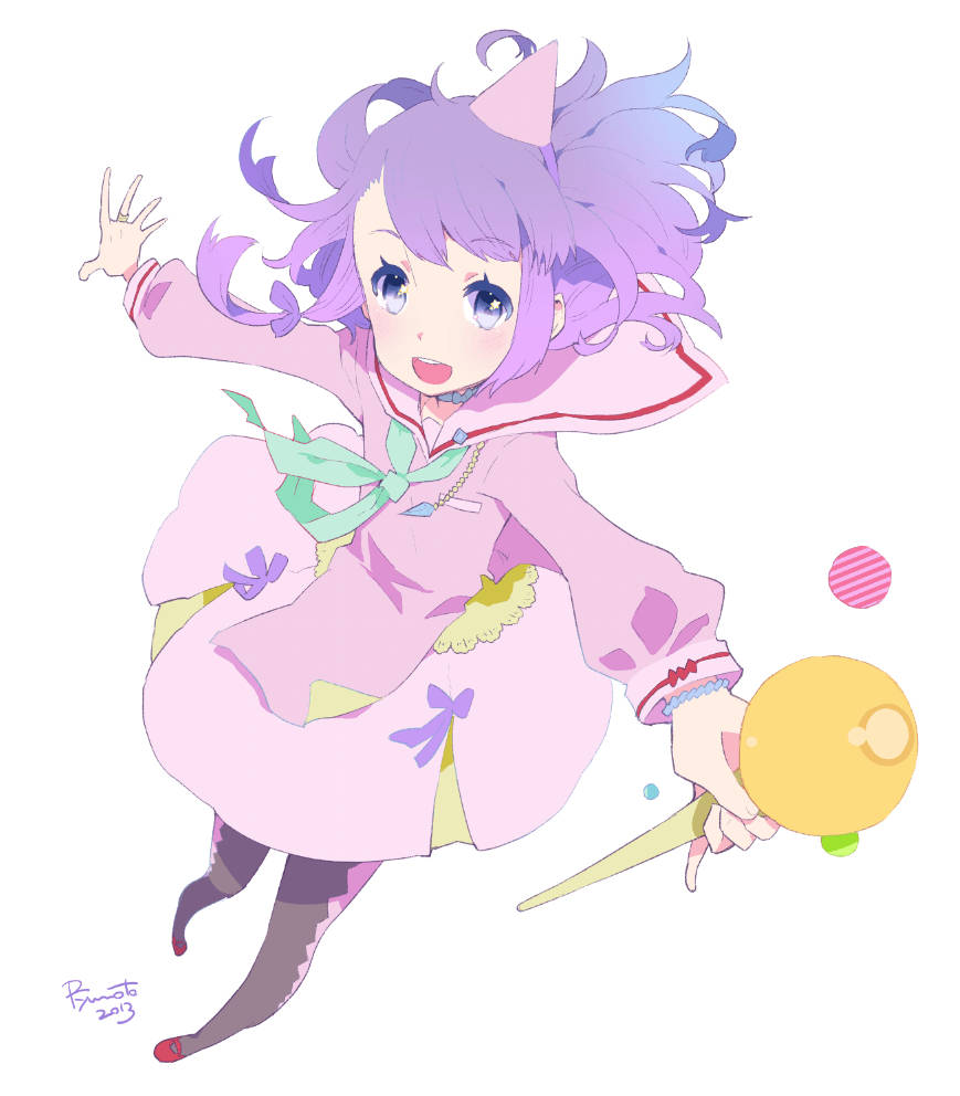 Pastel Gore 桌布 壁紙 — 一個開心的動漫女孩，紫色頭髮，粉紅色衣服，在純白色背景上開心地拿著黃色棒棒糖。
