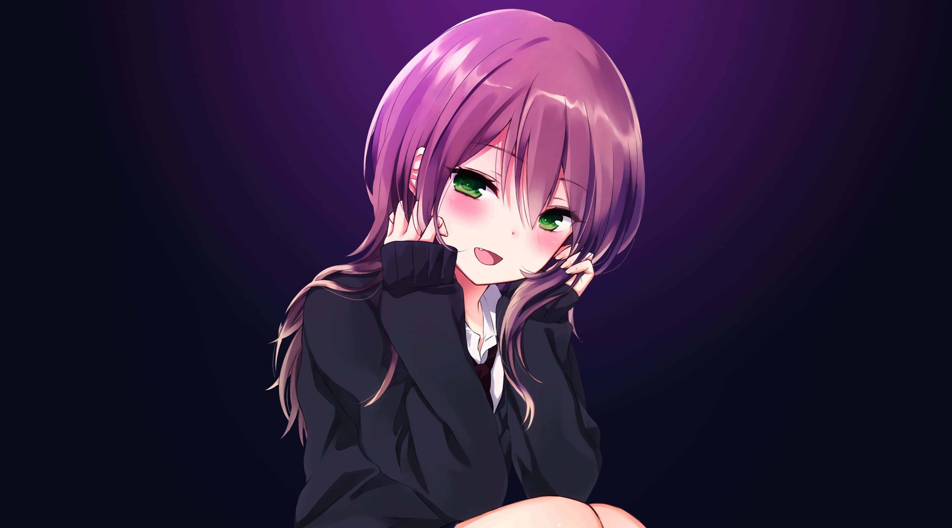 動漫 4K 桌布 壁紙 — 一個開心的動漫女孩，紫色頭髮和綠色眼睛，微笑著將下巴擱在手上，背景是深紫色漸變。