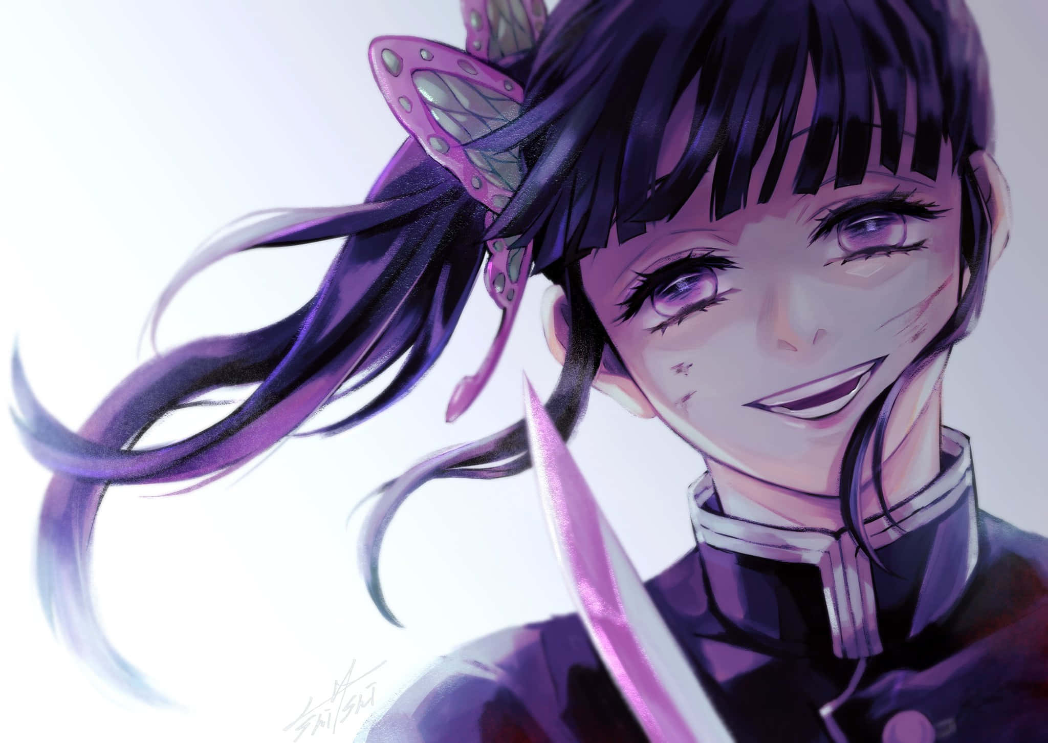 Demon Slayer Kanao 桌布 壁紙 — 一個開心的動漫女孩，紫色頭髮和蝴蝶髮夾，微笑著拿著發光的劍，背景是明亮的白色。