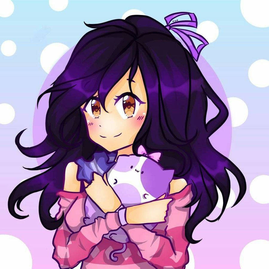 Aphmau 桌布 壁紙 — 一個開心的動漫女孩，紫色頭髮和蝴蝶結，抱著一個紫色貓咪絨毛玩具，背景是粉彩圓點圖案。