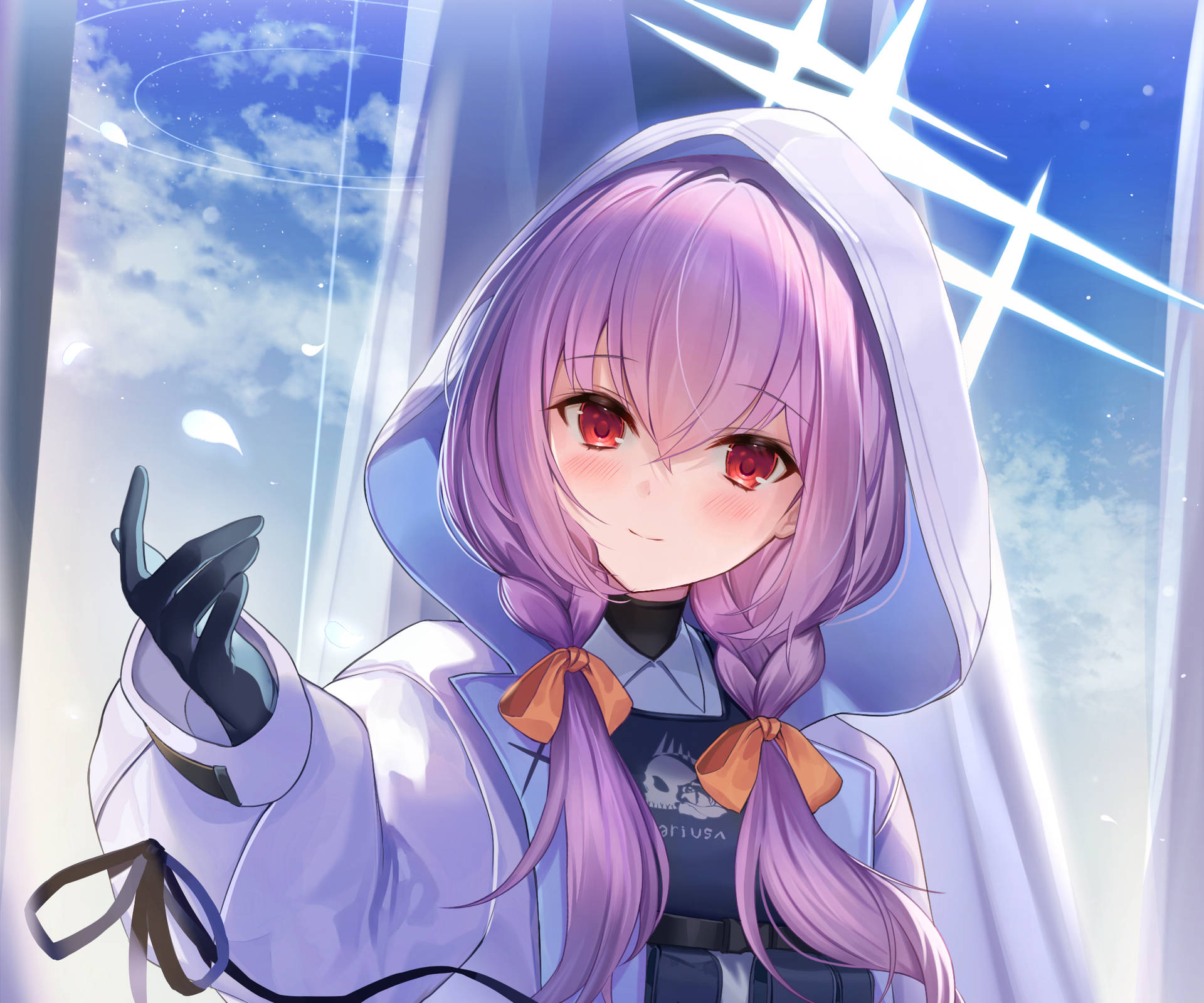 電玩遊戲 桌布 壁紙 — 一個開心的動漫女孩，紫色頭髮紅色眼睛，穿著白色連帽外套，在明亮的藍天和發光的光束中微笑。