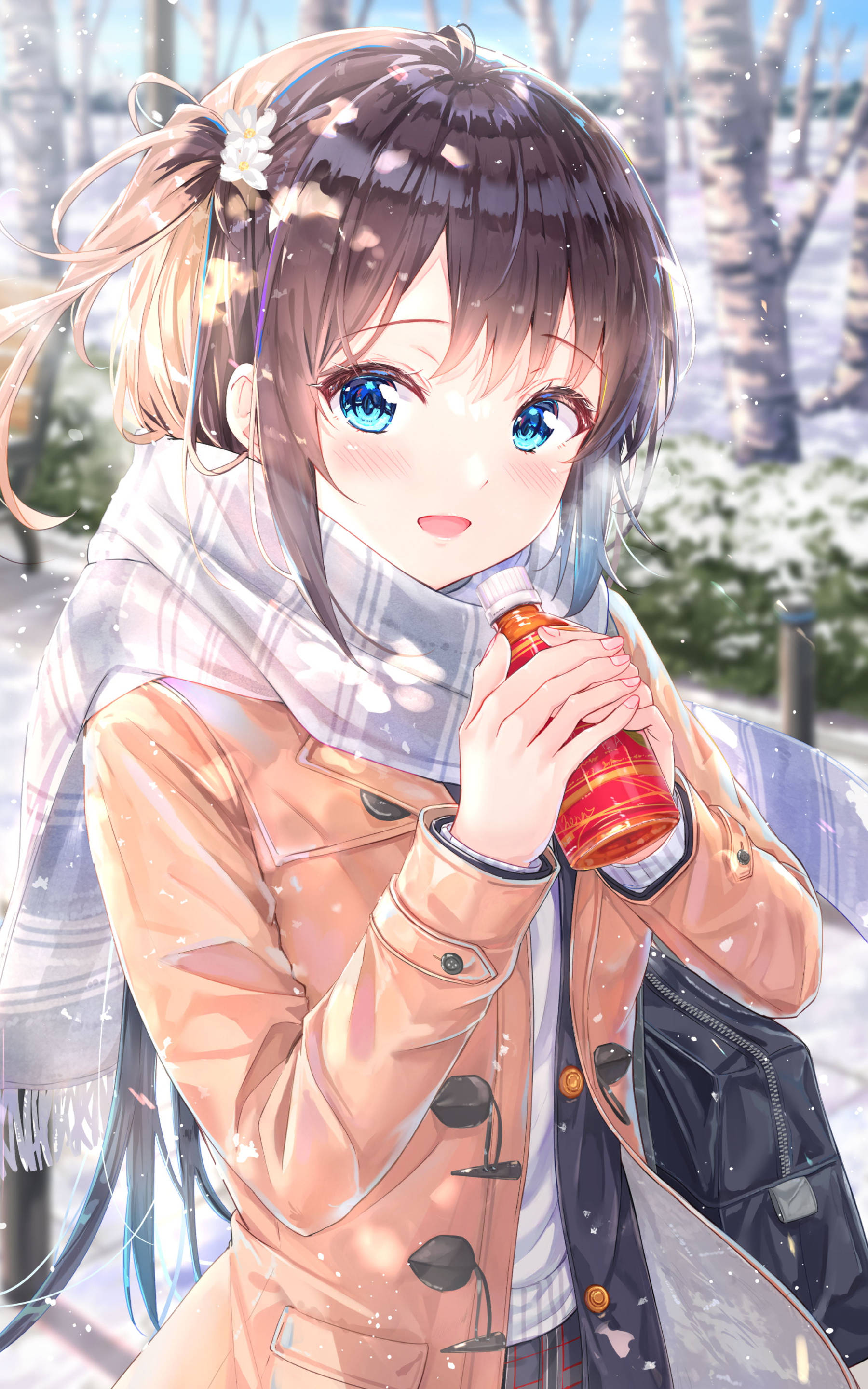Ecchi 桌布 壁紙 — 一個開心的動漫女孩，藍眼睛、棕色頭髮，在冬季公園裡雪花輕輕飄落時，拿著一杯熱飲。