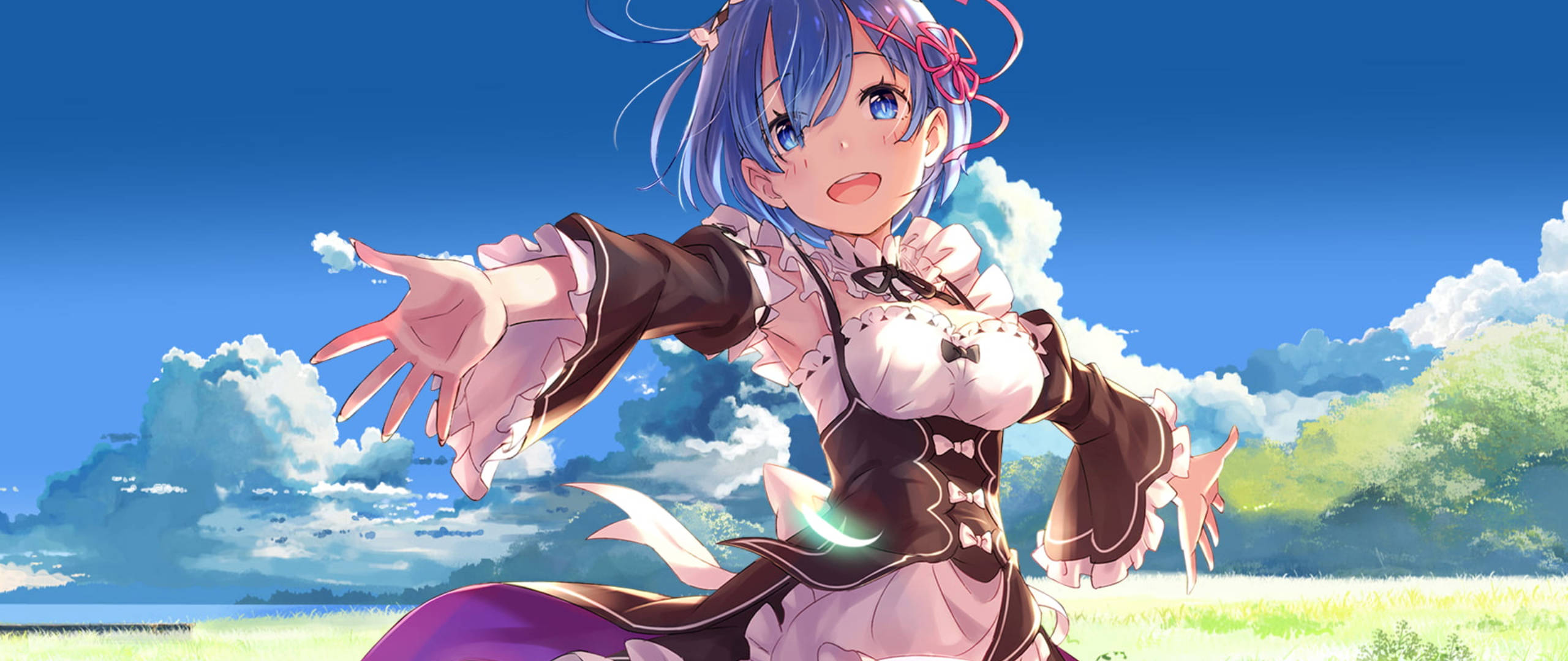 Rem 桌布 壁紙 — 一個開心的動漫女孩，藍色頭髮，穿著女僕裝，站在陽光明媚的田野裡，天空湛藍，白雲朵朵。