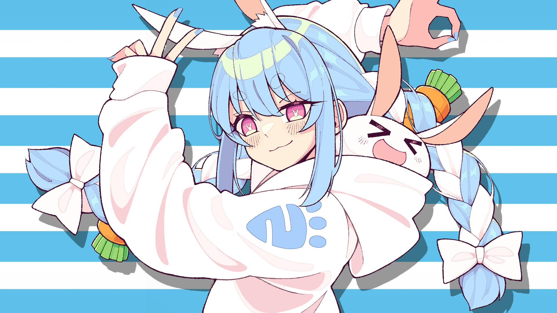 Hololive 桌布 壁紙 — 一個開心的動漫女孩，藍色頭髮和兔耳，在藍白條紋背景前頑皮地擺姿勢。