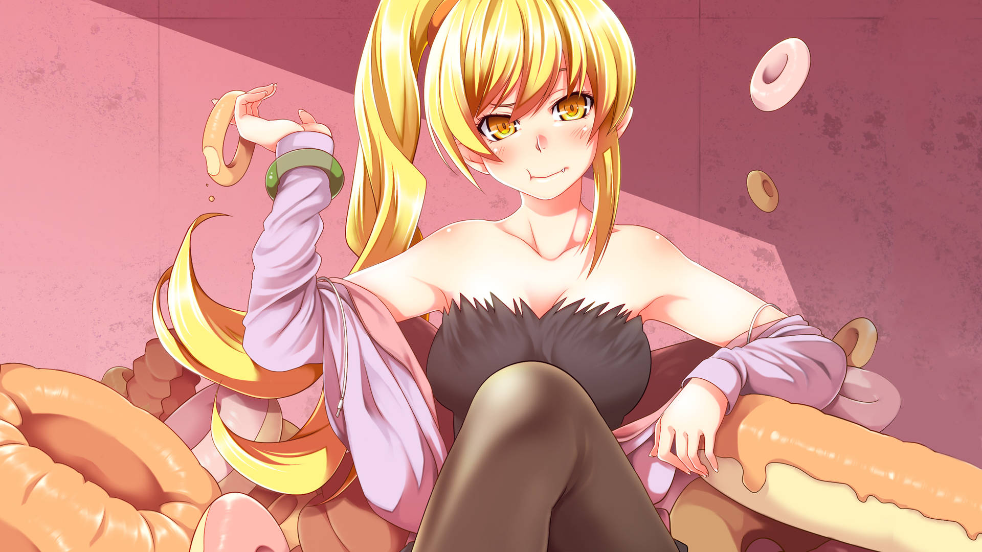 Monogatari 桌布 壁紙 — 一個開心的動漫女孩，金色雙馬尾，坐在粉紅色房間裡，周圍環繞著巨型甜甜圈。