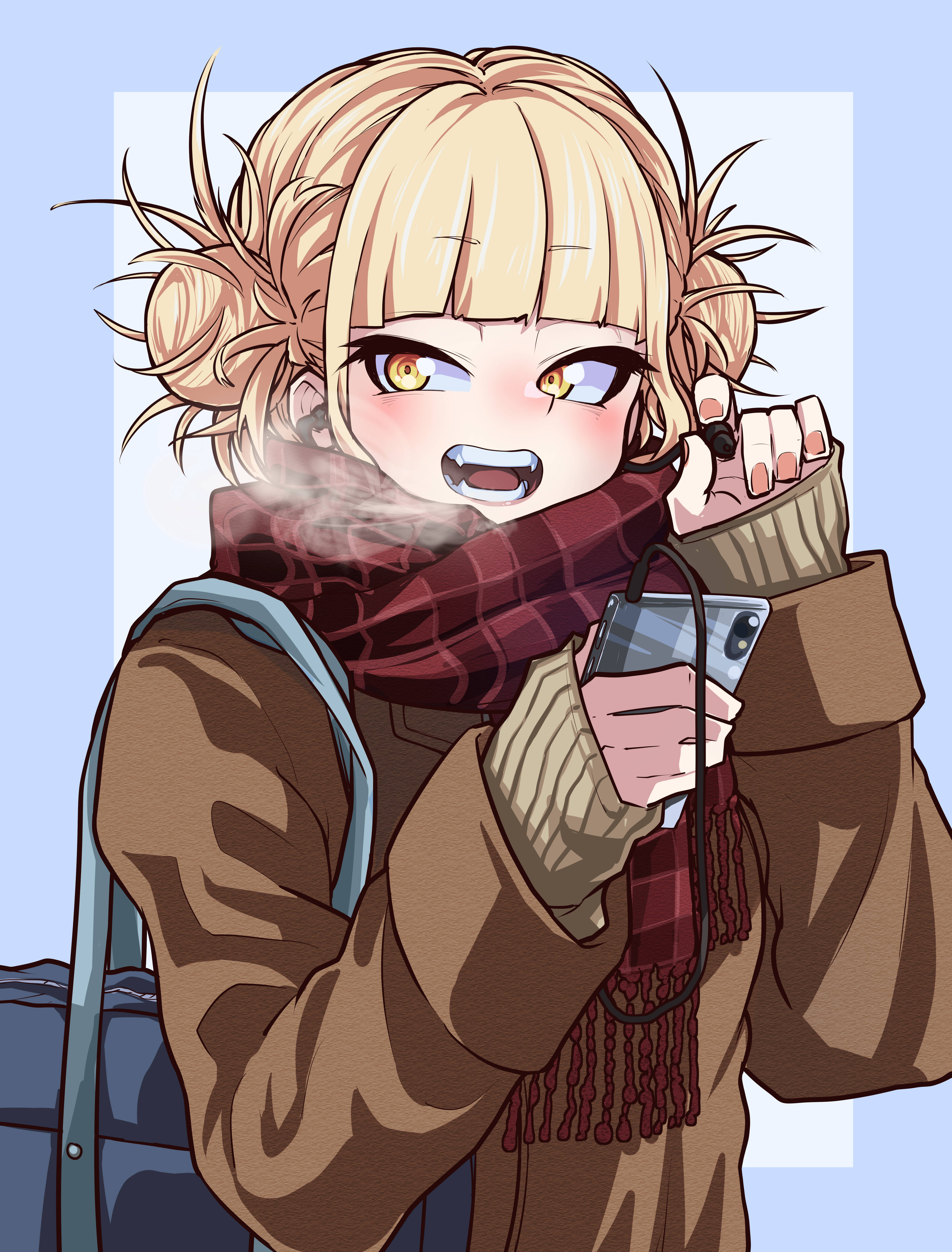 Toga 桌布 壁紙 — 一個開心的動漫女孩，金色雙馬尾，戴著紅色圍巾，在柔和的藍色背景下，嘴裡冒著蒸氣，手裡拿著手機。