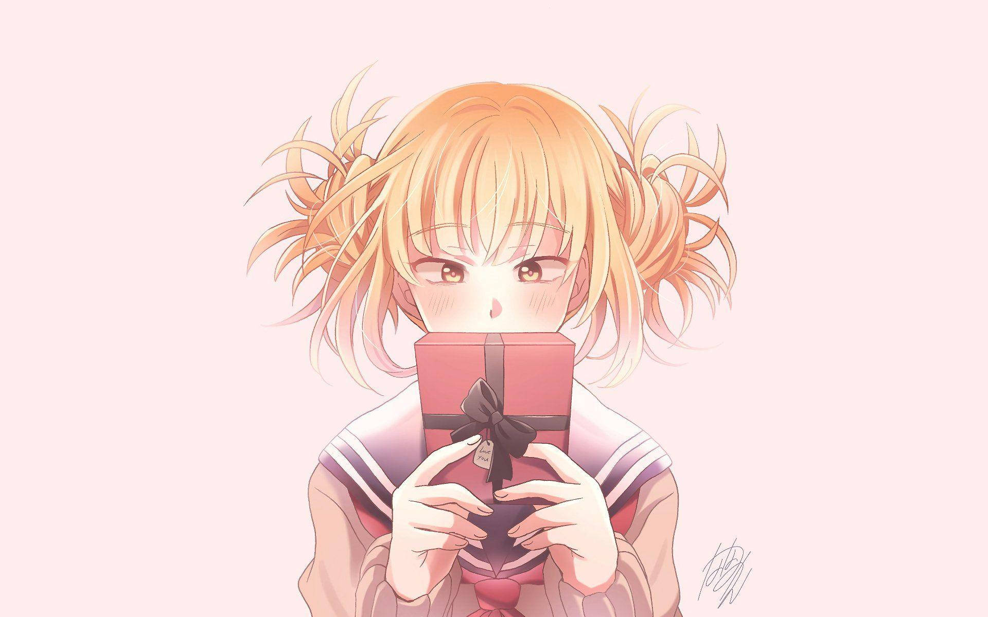 Toga 桌布 壁紙 — 一個開心的動漫女孩，金色雙馬尾，拿著一個帶黑色蝴蝶結的粉紅色禮物盒，她的臉從盒子後面探出來，背景是柔和的粉紅色。
