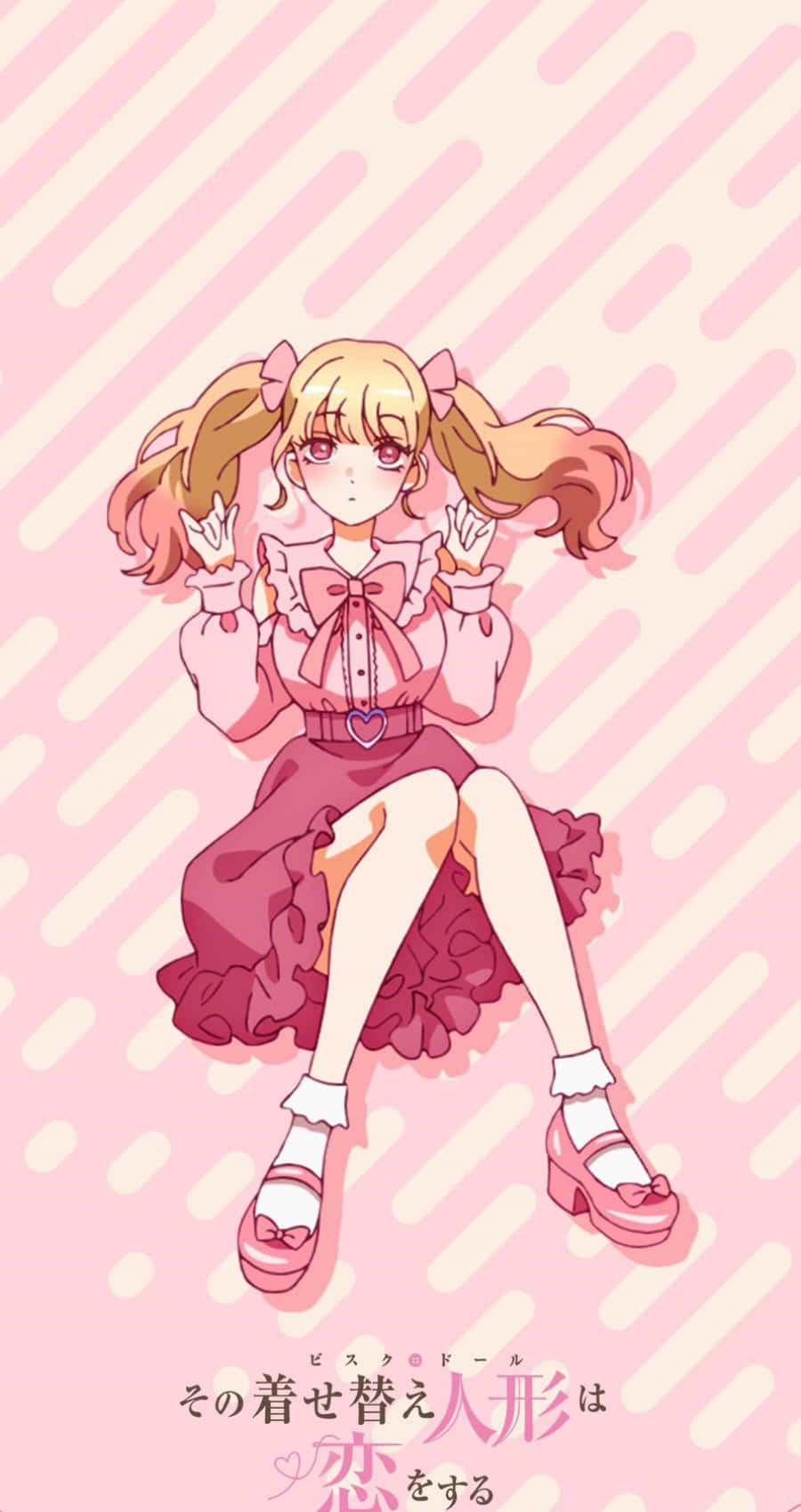 Gyaru 桌布 壁紙 — 一個開心的動漫女孩，金色雙馬尾，穿著粉紅色荷葉邊連衣裙，盤腿坐在對角線條紋背景前。