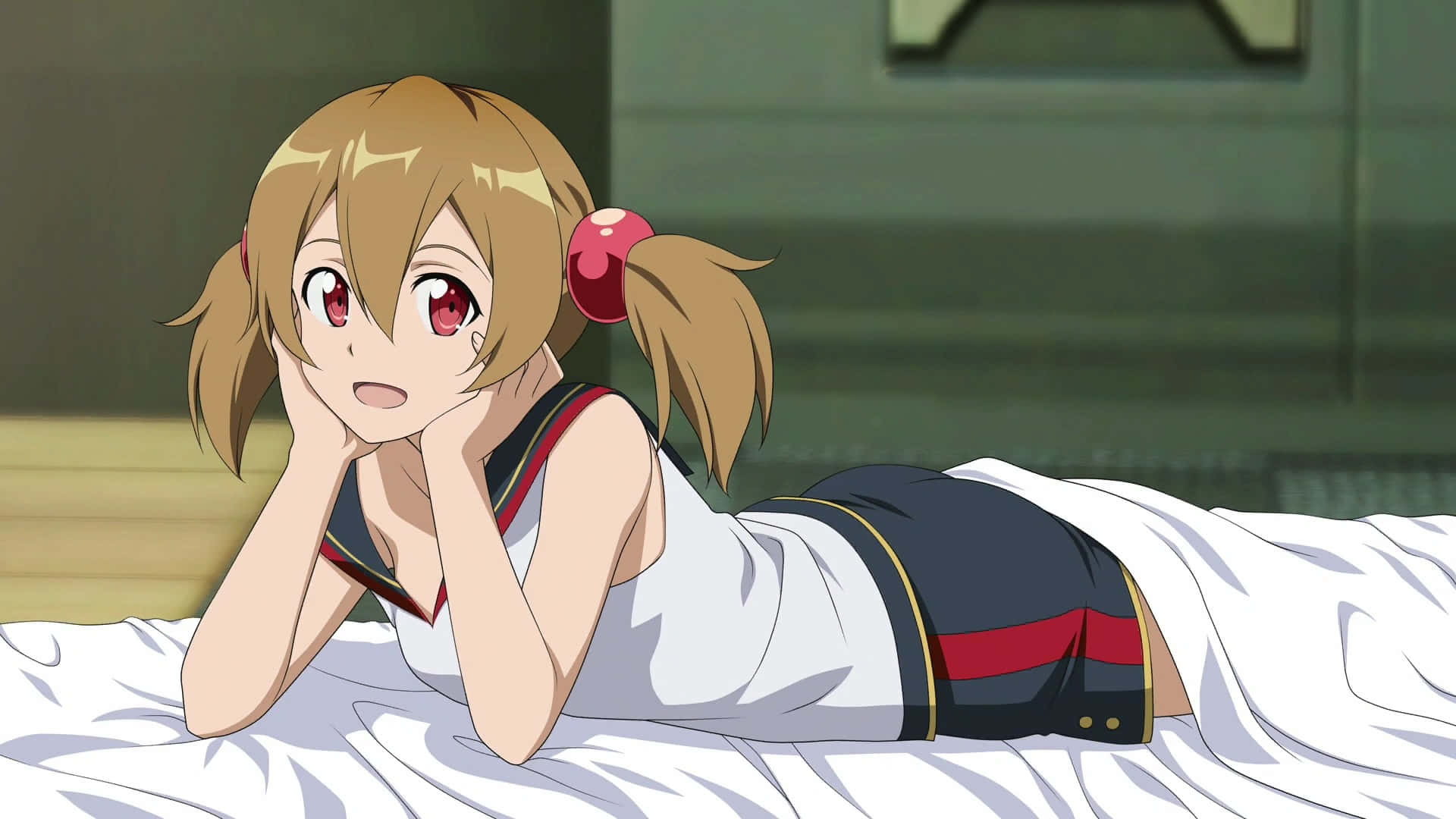 Sword Art Online Silica 桌布 壁紙 — 一個開心的動漫女孩，金色雙馬尾，紅色眼睛，趴在白色床上，手放在下巴下面，穿著校服。