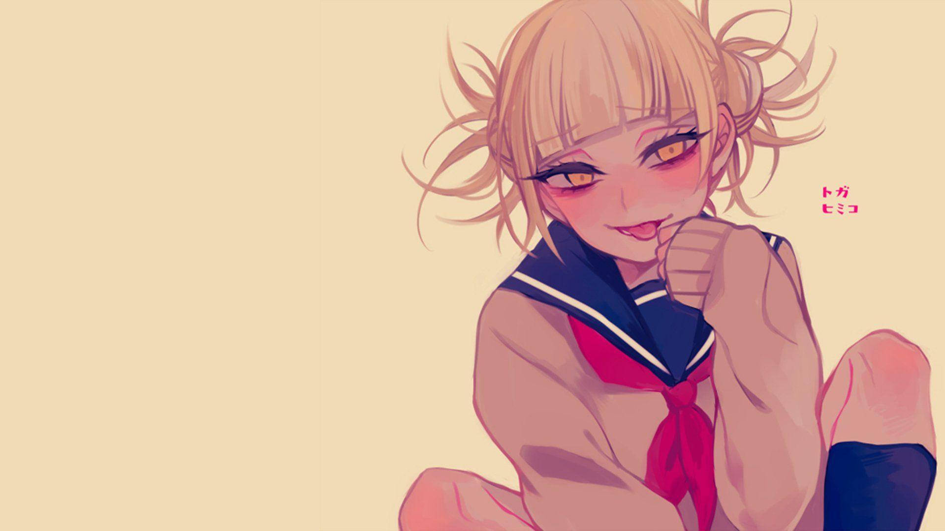 Toga 桌布 壁紙 — 一個開心的動漫女孩，金色雙馬尾和橙色眼睛，穿著水手服，在柔和的米色背景前微笑。