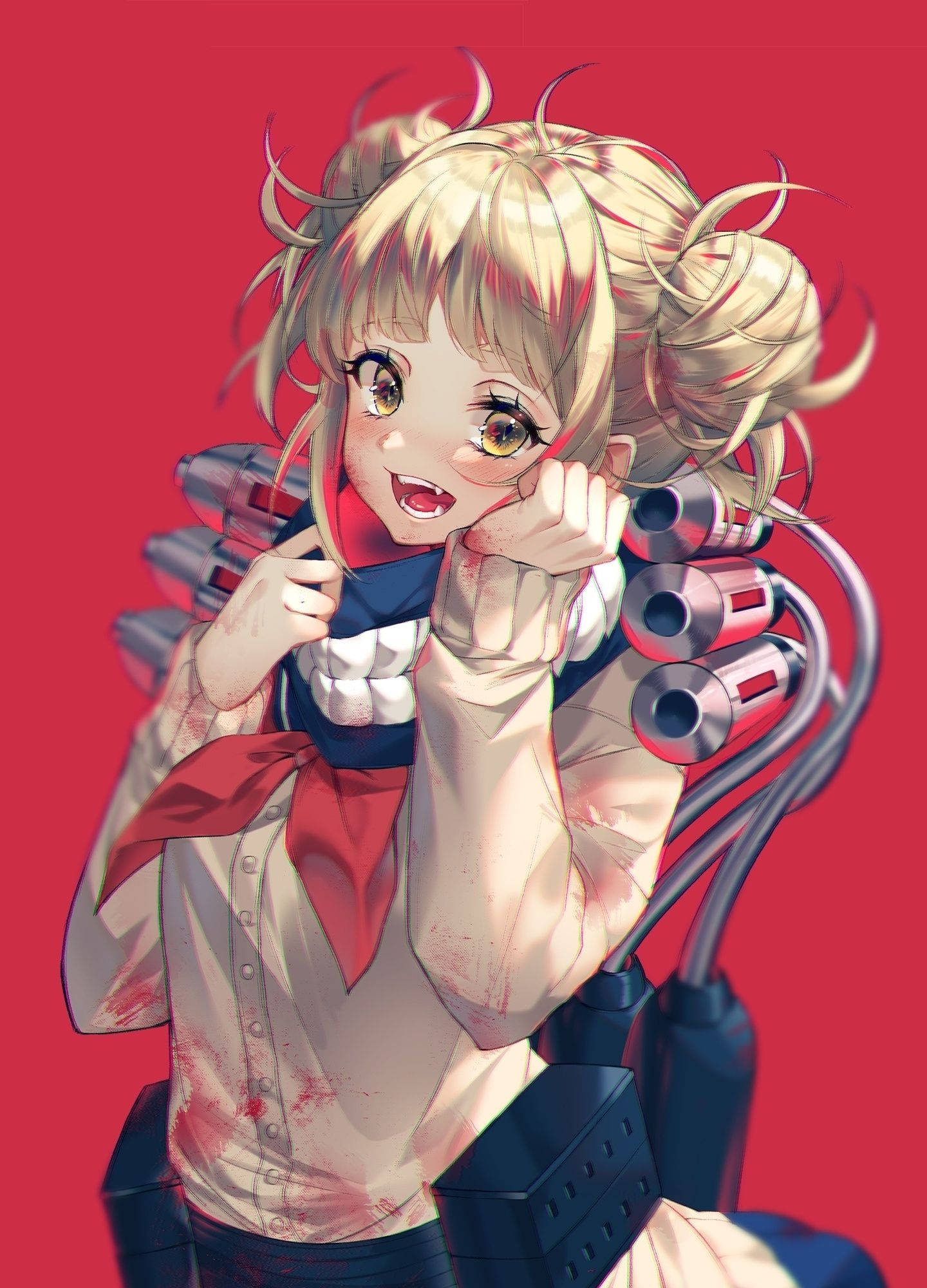 Toga 桌布 壁紙 — 一個開心的動漫女孩，金色雙馬尾和沾血制服，微笑著手持機械武器，背景為純紅色。