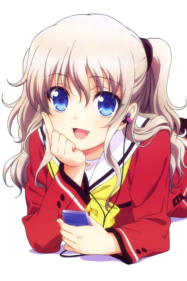 動漫 桌布 壁紙 — 一個開心的動漫女孩，金色雙馬尾和藍色眼睛，微笑著拿著手機，下巴擱在手上。