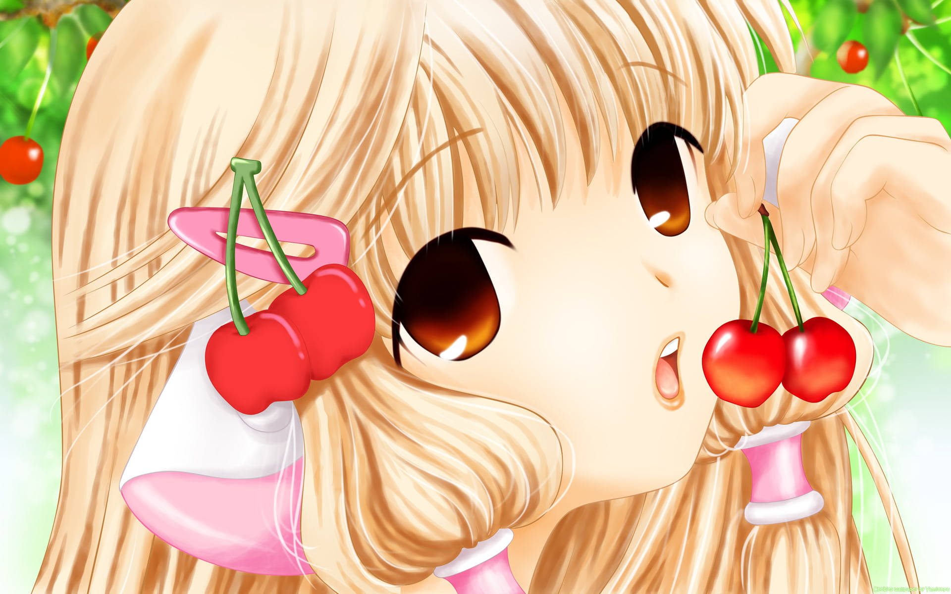 Chobits 桌布 壁紙 — 一個開心的動漫女孩，金髮，戴著櫻桃主題飾品，在明亮的綠色背景前，將櫻桃靠近臉龐。