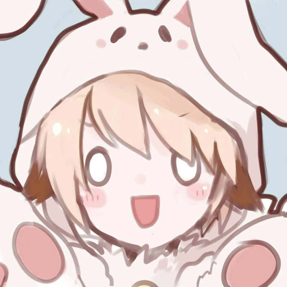 Discord Anime Pfp 桌布 壁紙 — 一個開心的動漫女孩，金髮，穿著白色兔子連身衣，在柔和的藍色背景前燦爛地微笑。