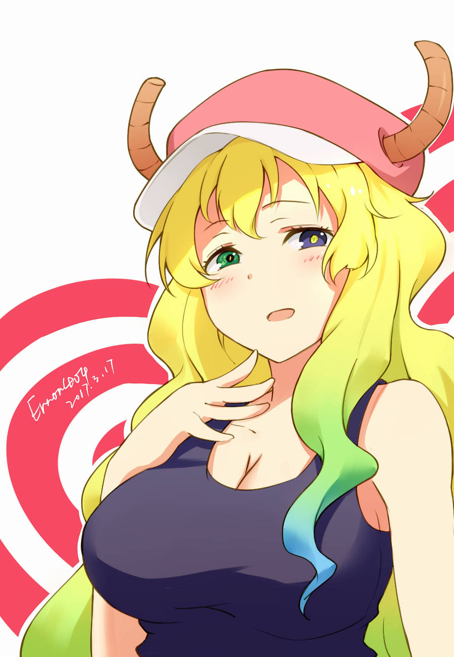 Lucoa 桌布 壁紙 — 一個開心的動漫女孩，金髮有角，戴著粉紅色帽子，穿著深色上衣，背景是紅色螺旋。