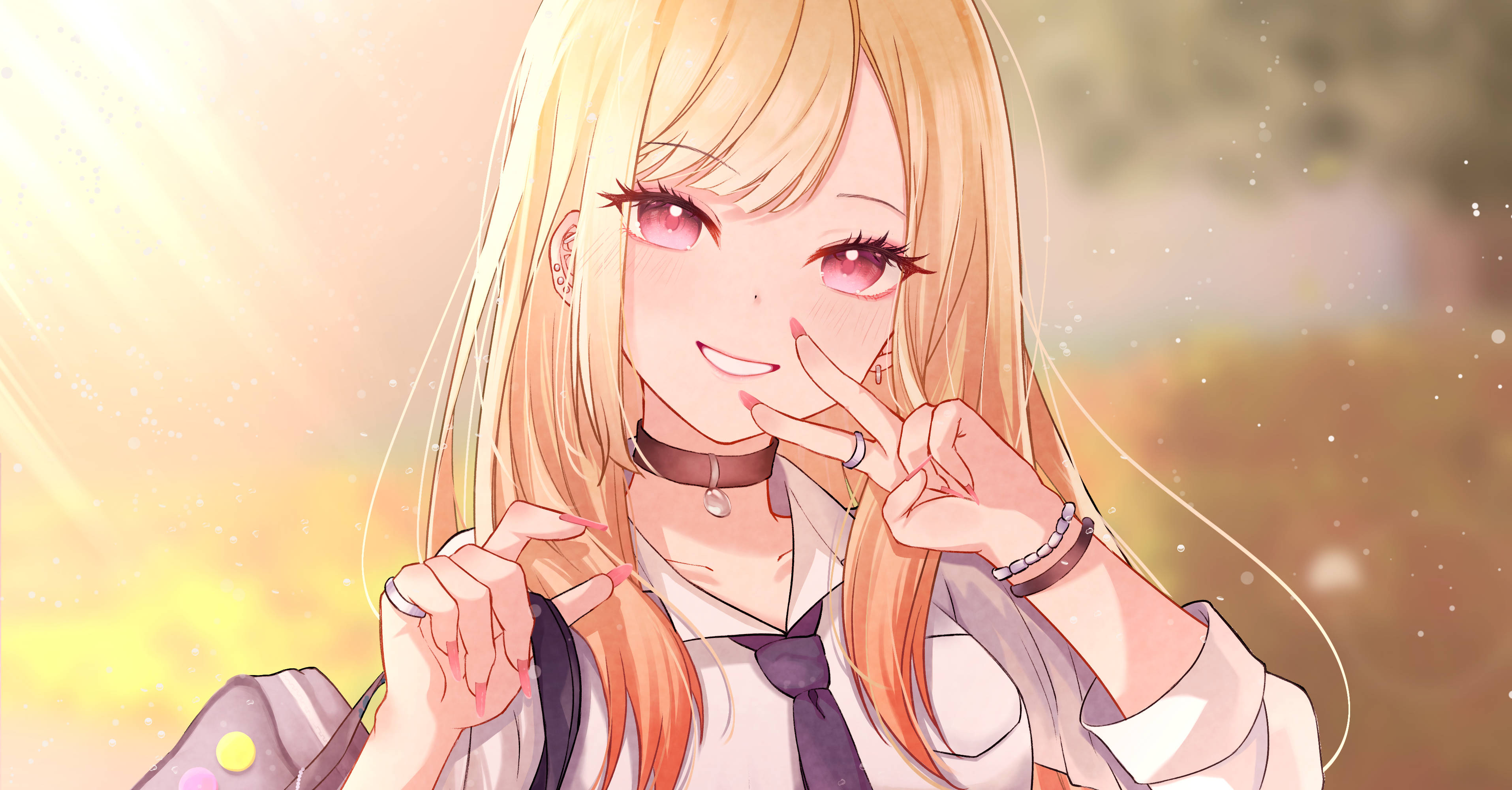 Marin 桌布 壁紙 — 一個開心的動漫女孩，金髮粉紅眼睛，在溫暖發光的背景前微笑比出和平手勢。