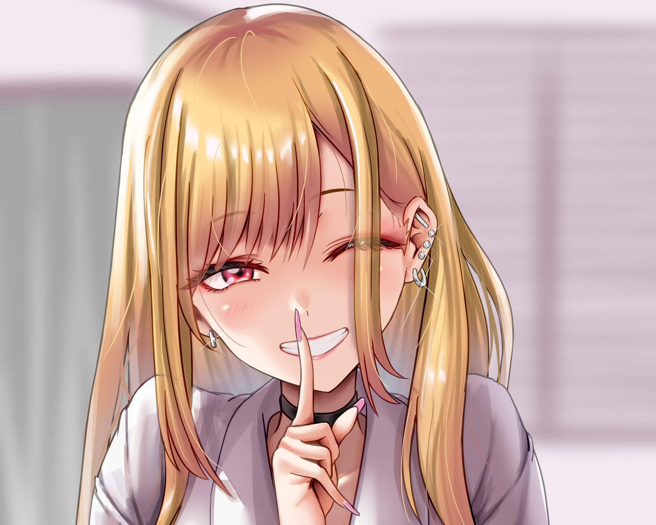 Marin 桌布 壁紙 — 一個開心的動漫女孩，金髮紅眼，眨眼並將手指放在嘴唇上。