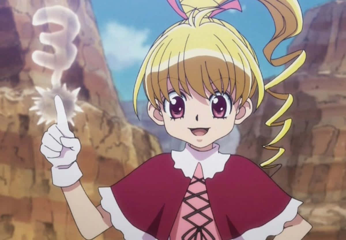 Hunter X Hunter Bisky 桌布 壁紙 — 一個開心的動漫女孩，金髮紫眼，手指指向，上方出現一個發光的三字，背景是岩石峽谷。