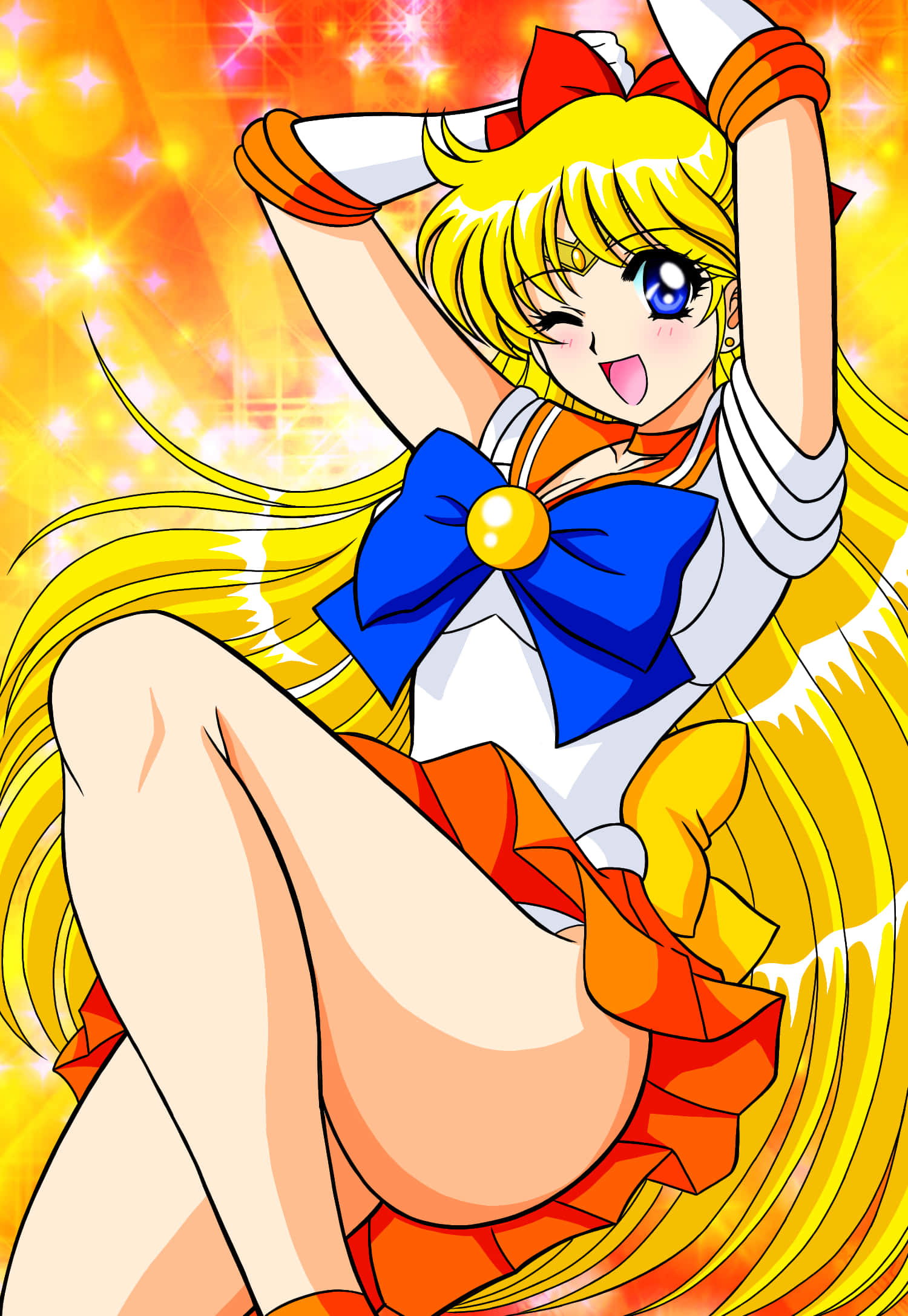 Sailor Venus 桌布 壁紙 — 一個開心的動漫女孩，金髮藍眼，在閃耀的橙色和黃色閃亮背景前擺出俏皮的姿勢。