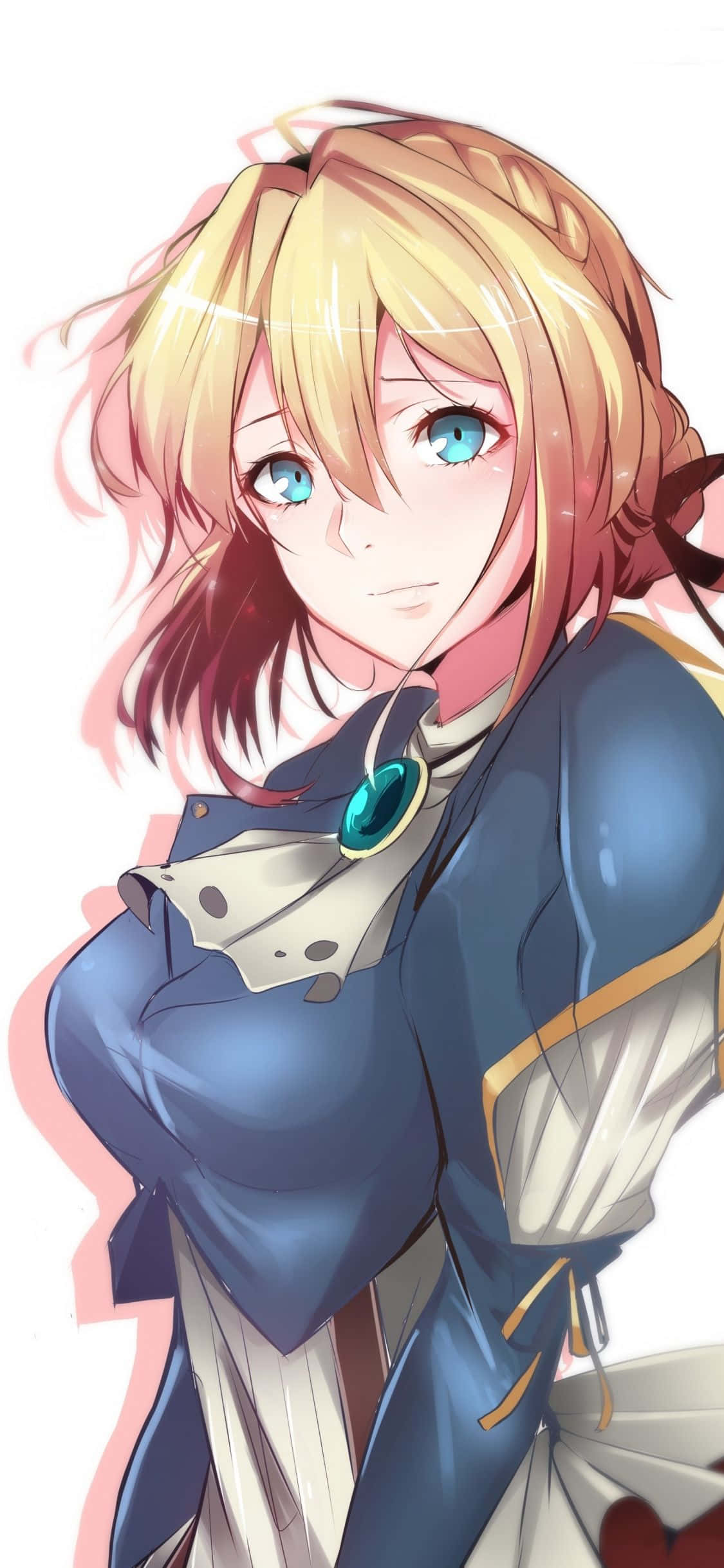 Violet Evergarden iPhone 桌布 壁紙 — 一個開心的動漫女孩，金髮藍眼，穿著藍白相間的服裝，配有一顆青綠色的寶石。