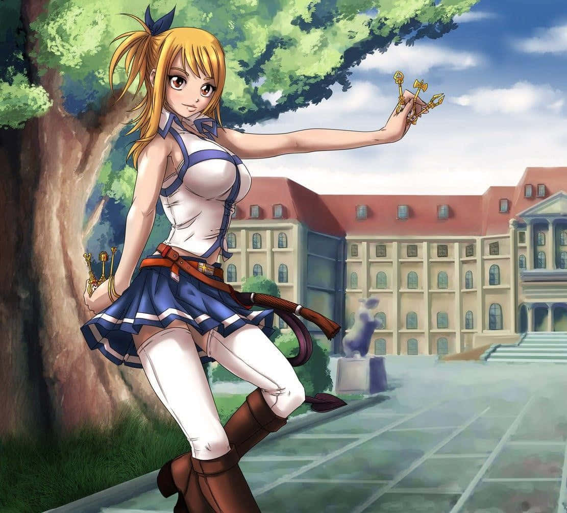 lucy heartfilia 桌布 壁紙 — 一個開心的動漫女孩，金髮藍衣，在大樓前的樹旁拿著金色鑰匙擺姿勢。