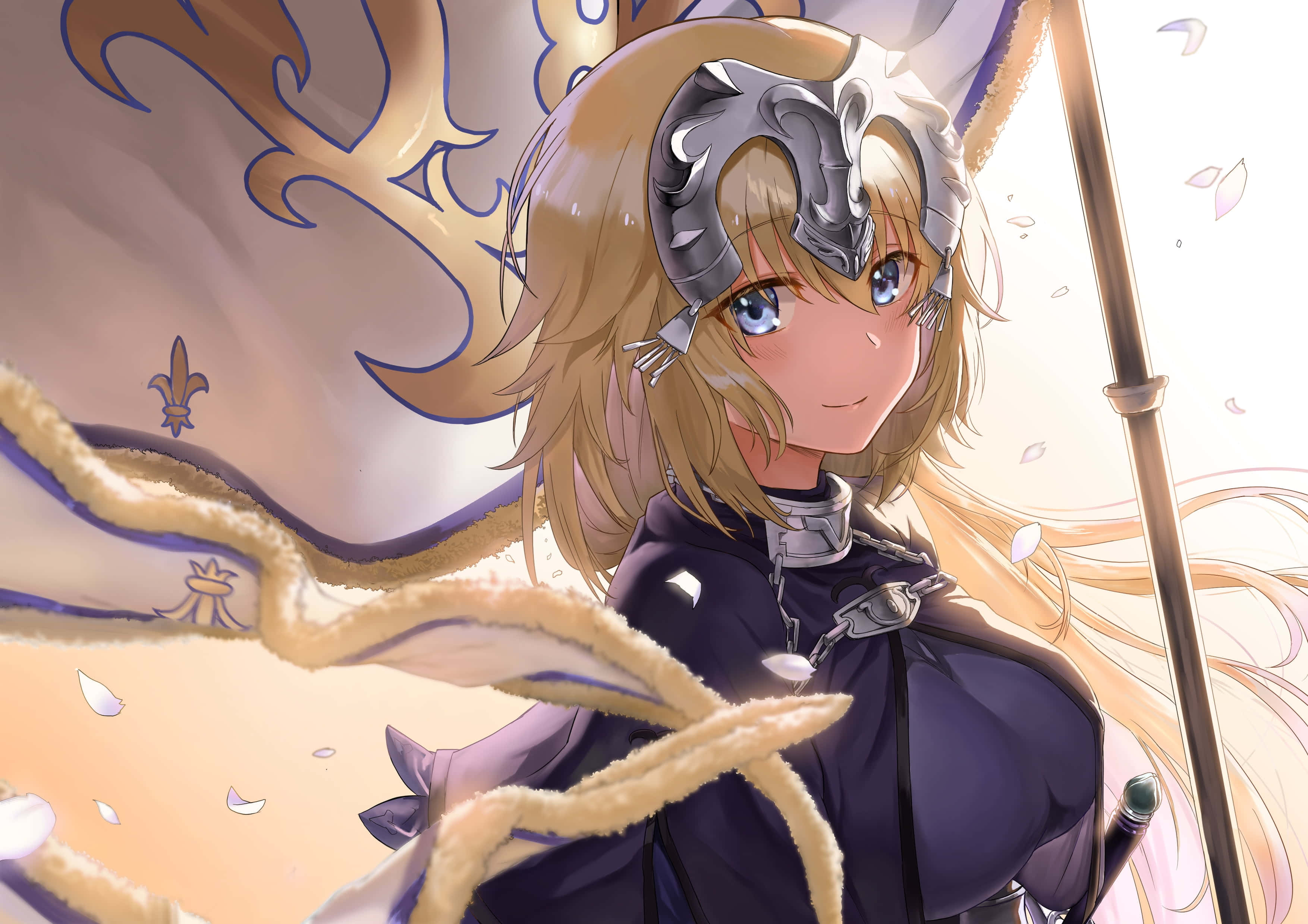 Fate/Grand Order 桌布 壁紙 — 一個開心的動漫女孩，金髮銀盔，微笑著手持法杖，背景明亮，花瓣飄落。