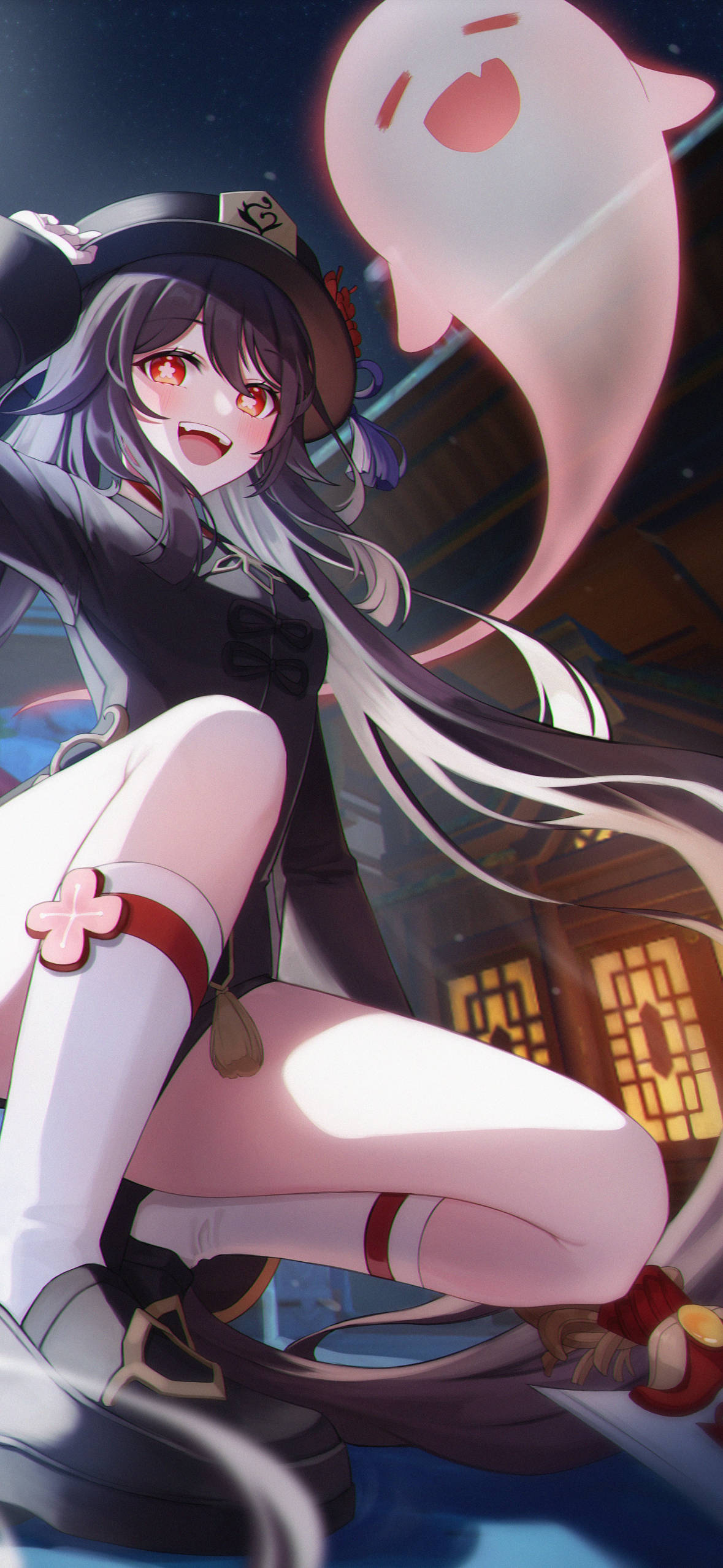 Genshin 桌布 壁紙 — 一個開心的動漫女孩，長著深色長髮和紅色眼睛，坐在一個發光的粉紅色幽靈旁邊，背景是星空之夜。