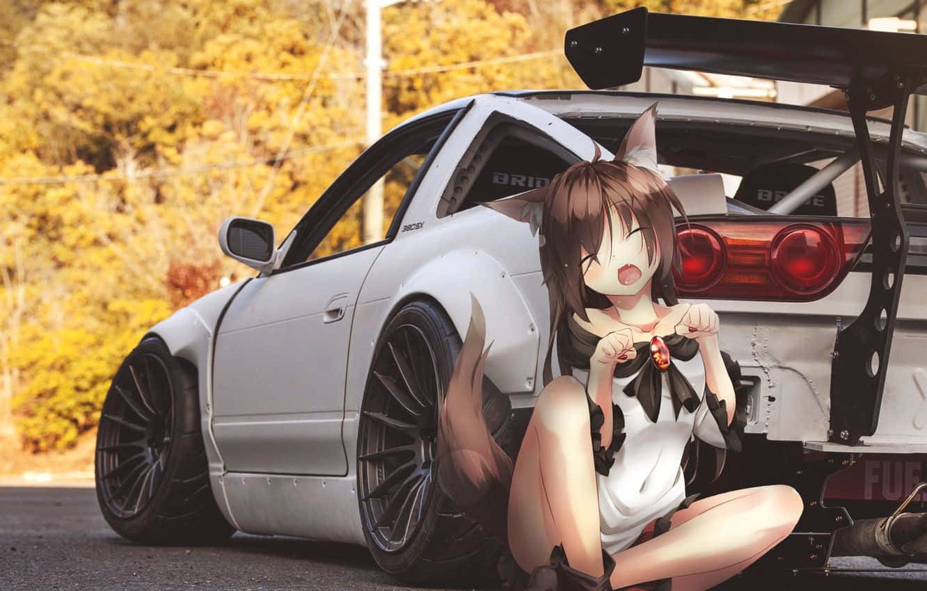 Stance Jdm 桌布 壁紙 — 一個開心的動漫女孩，長著狐狸耳朵和尾巴，坐在秋天落葉中一輛白色改裝跑車旁邊。