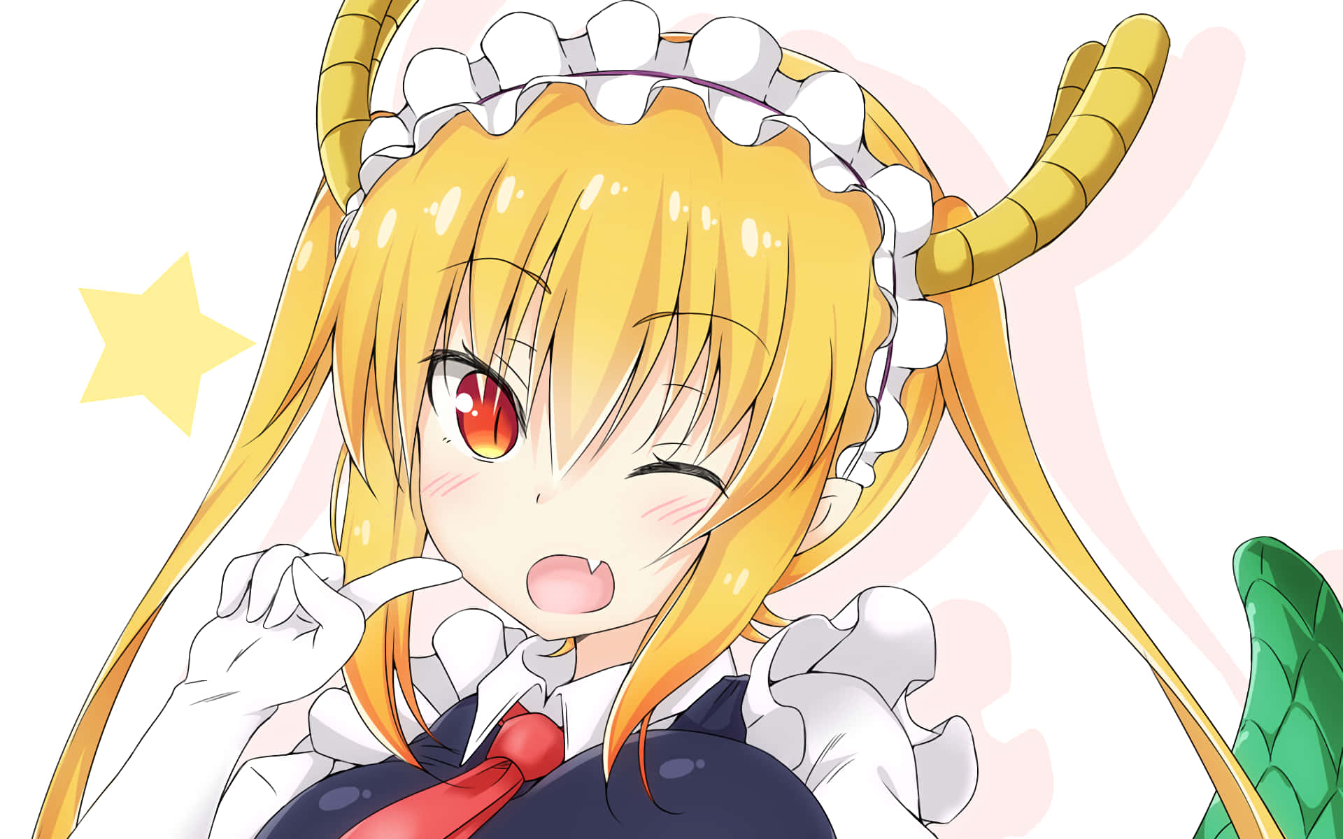 Miss Kobayashis Dragon Maid 桌布 壁紙 — 一個開心的動漫女孩，長著金色角和紅色眼睛，穿著女僕裝俏皮地眨眼。
