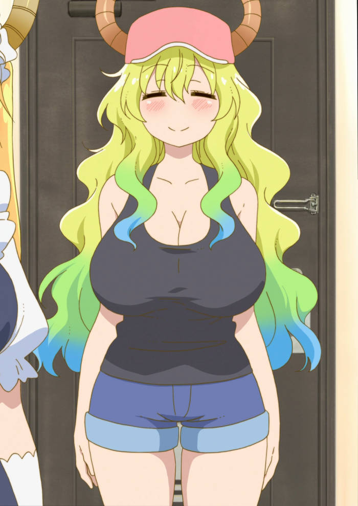 Lucoa 桌布 壁紙 — 一個開心的動漫女孩，長著長長的綠藍色頭髮，戴著角帽，在木門前溫暖地微笑。
