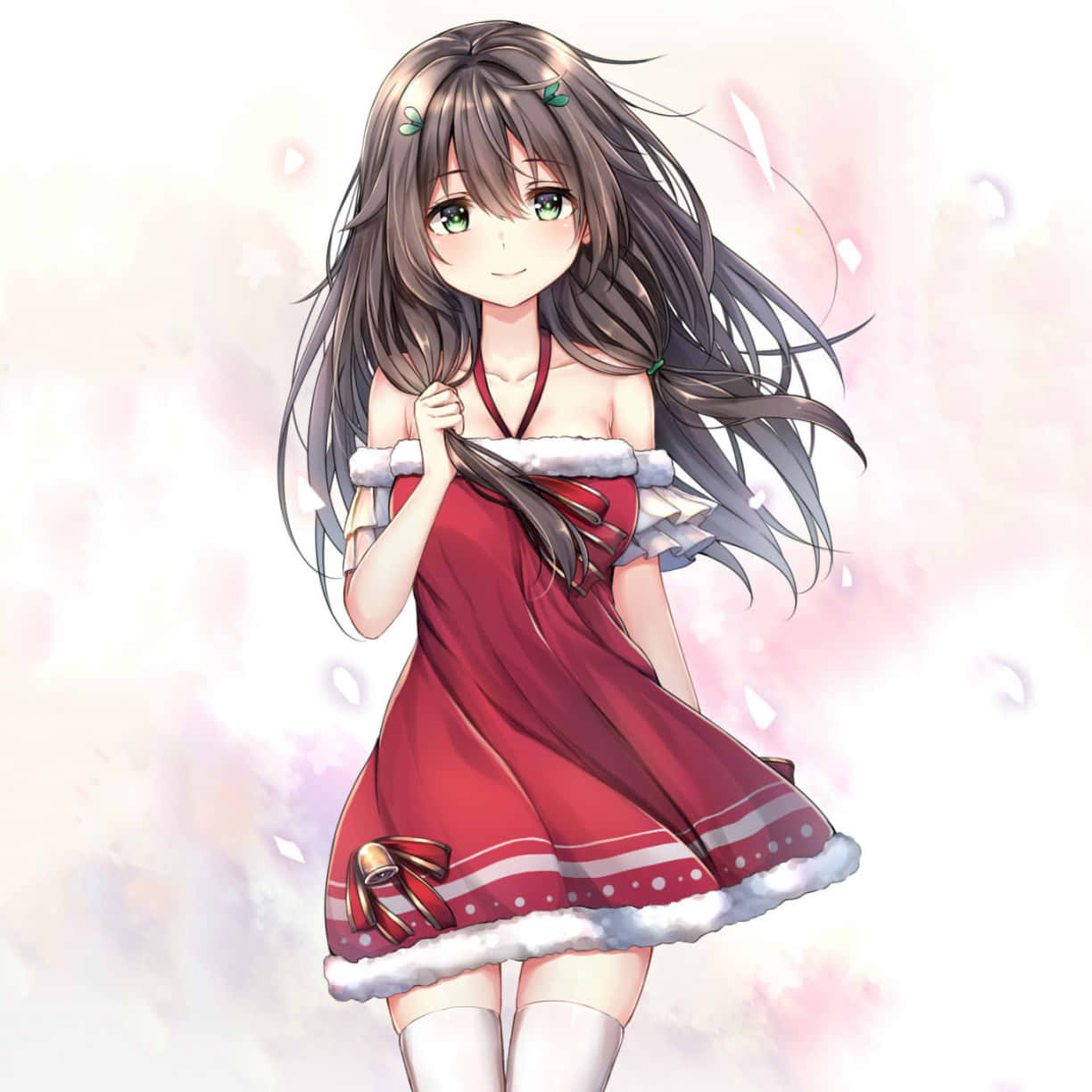 動漫女孩 桌布 壁紙 — 一個開心的動漫女孩，長長的棕色頭髮和綠色眼睛，穿著紅色聖誕裙配白色邊，在柔和的粉彩背景前溫柔微笑。