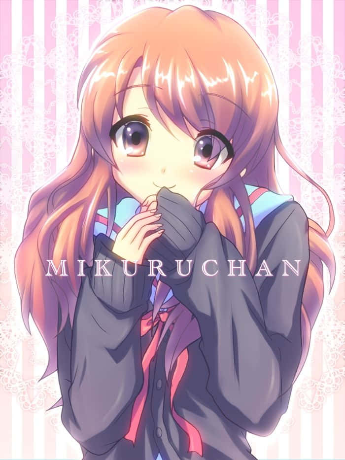 Mikuru Asahina 桌布 壁紙 — 一個開心的動漫女孩，長長的橙色頭髮和大眼睛，在粉紅色條紋背景前，戴著手套的手放在嘴邊，害羞地微笑。