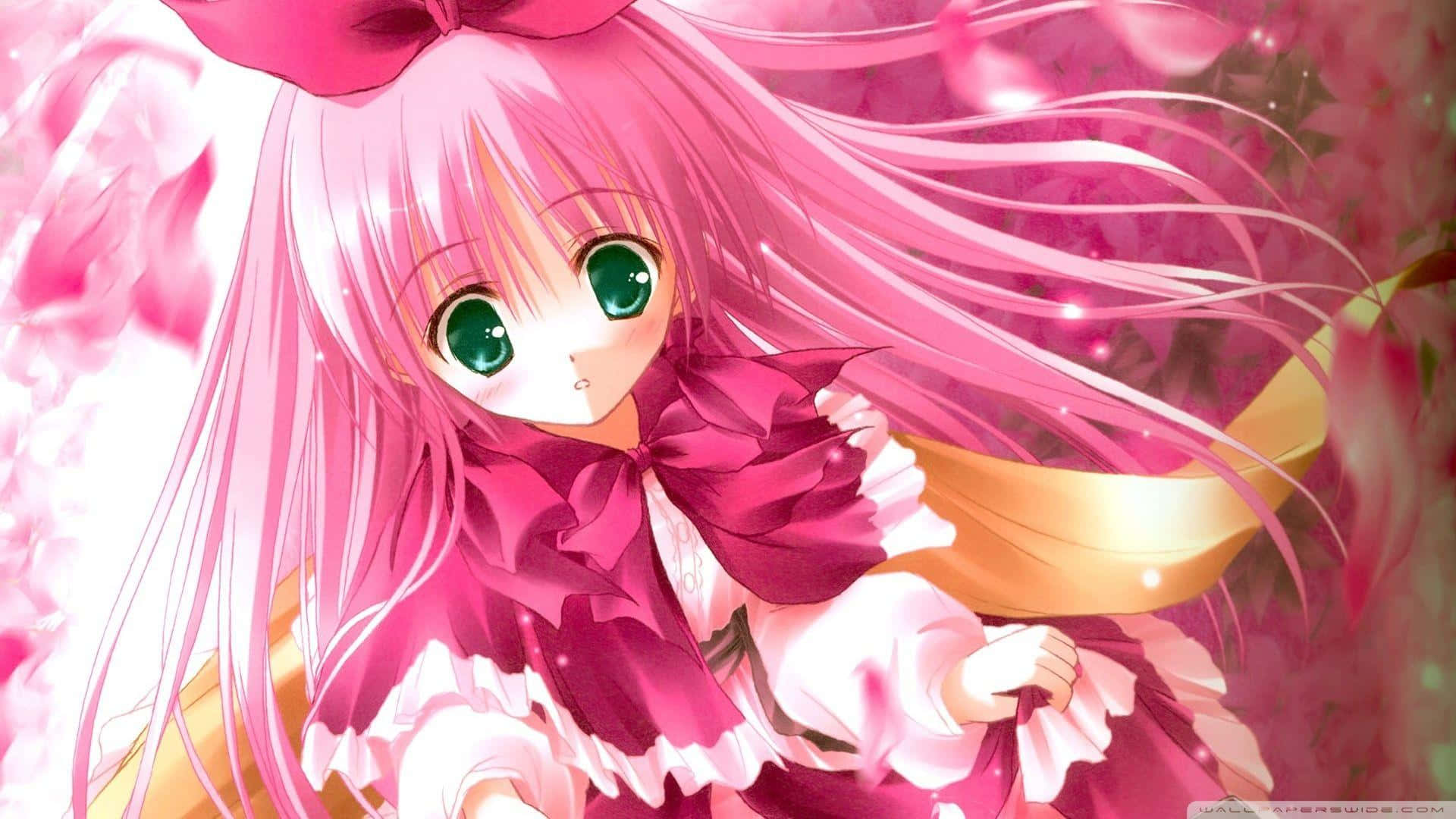 Cute Aesthetic Anime Desktop 桌布 壁紙 — 一個開心的動漫女孩，長長的粉紅色頭髮和綠色眼睛，穿著荷葉邊粉紅色連衣裙和蝴蝶結，背景是柔和的粉紅色花卉。