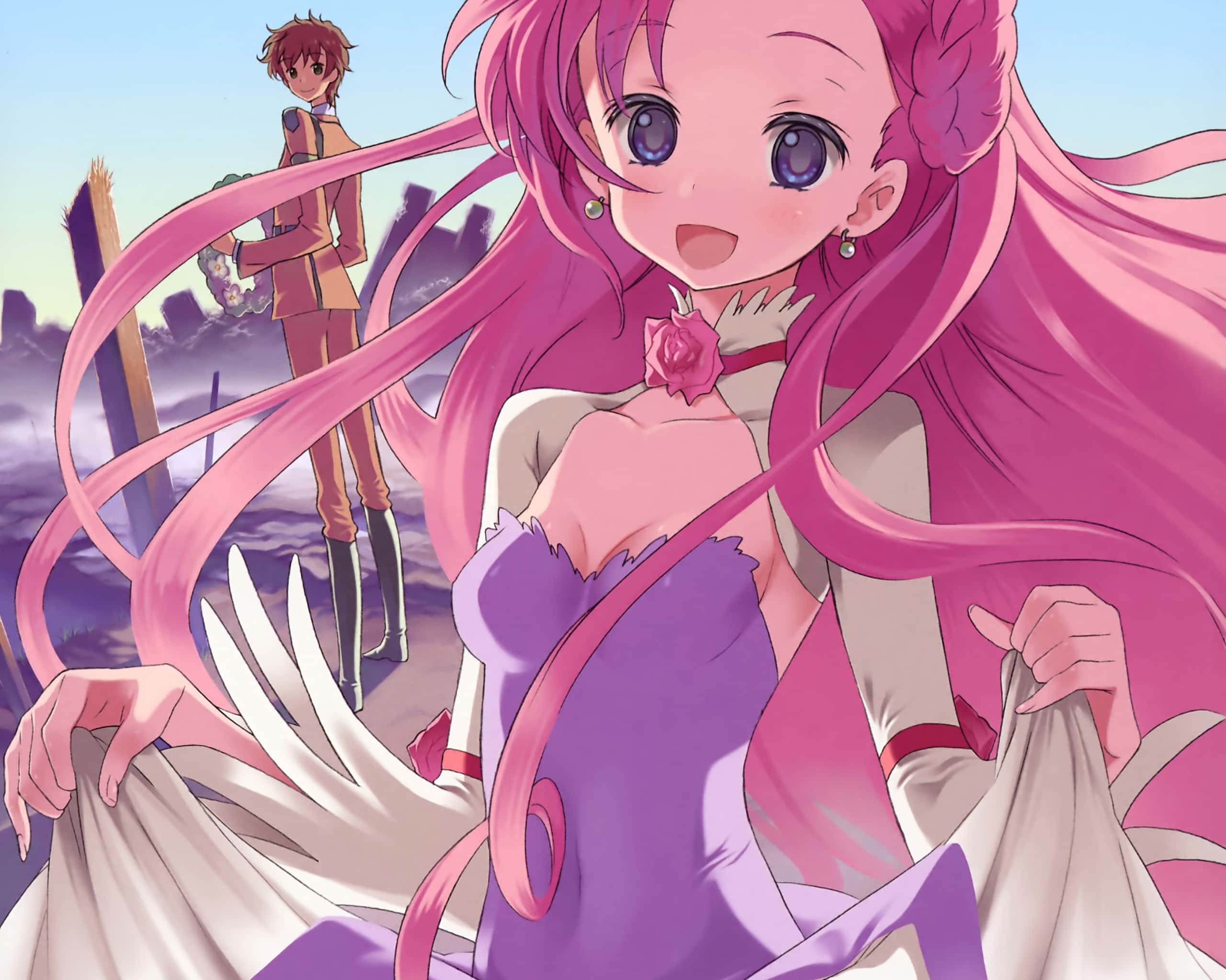Euphemia Li Britannia 桌布 壁紙 — 一個開心的動漫女孩，長長的粉紅色頭髮和紫色裙子，微笑著拿著白色翅膀，背景有一個男孩在霧氣瀰漫的廢墟前。