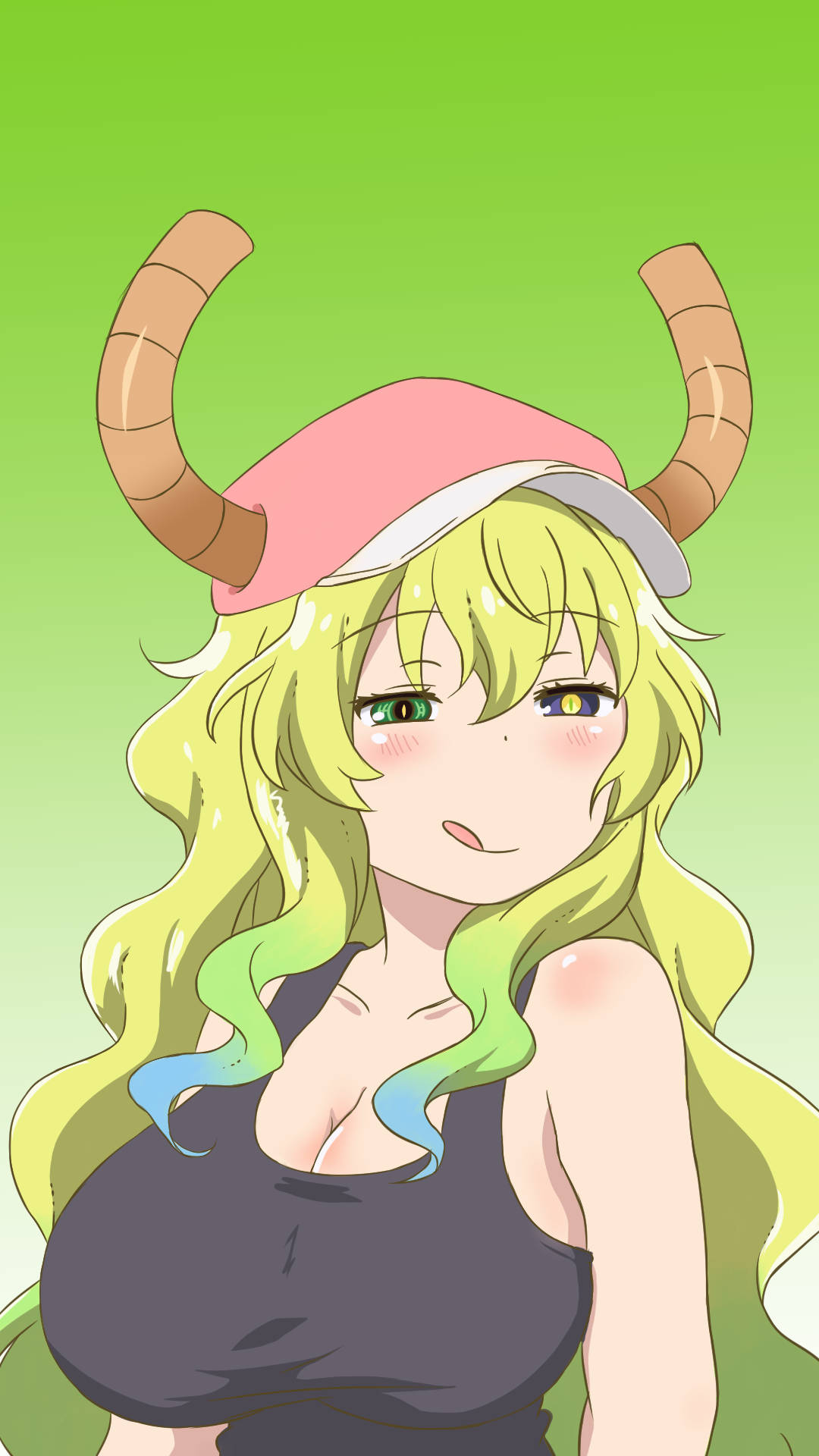 Lucoa 桌布 壁紙 — 一個開心的動漫女孩，長長的金色頭髮和棕色角，戴著粉紅色帽子和黑色上衣，背景是純綠色。