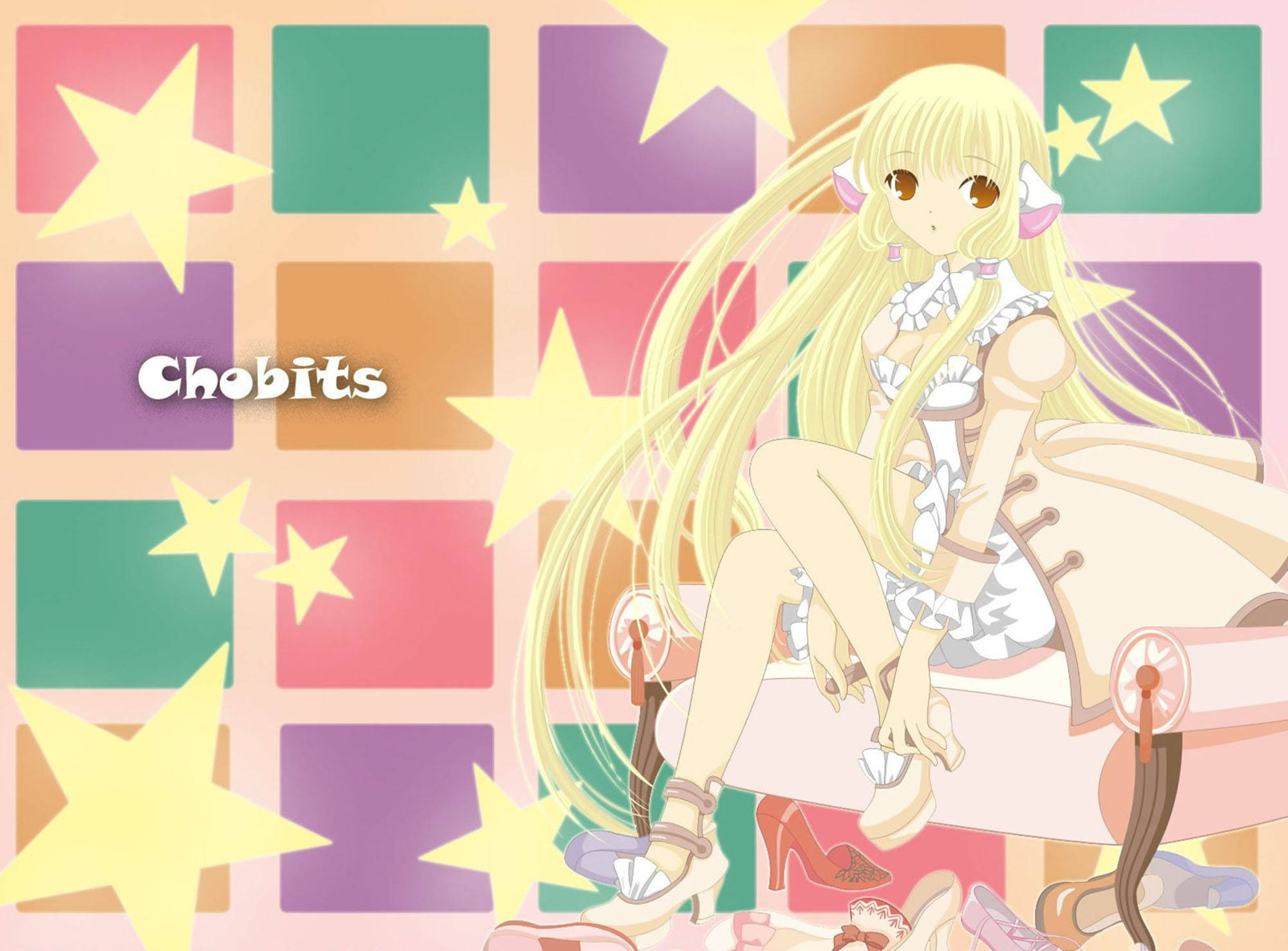 Chobits 桌布 壁紙 — 一個開心的動漫女孩，長長的金髮，坐在椅子上，周圍是色彩繽紛的方塊和黃色星星。